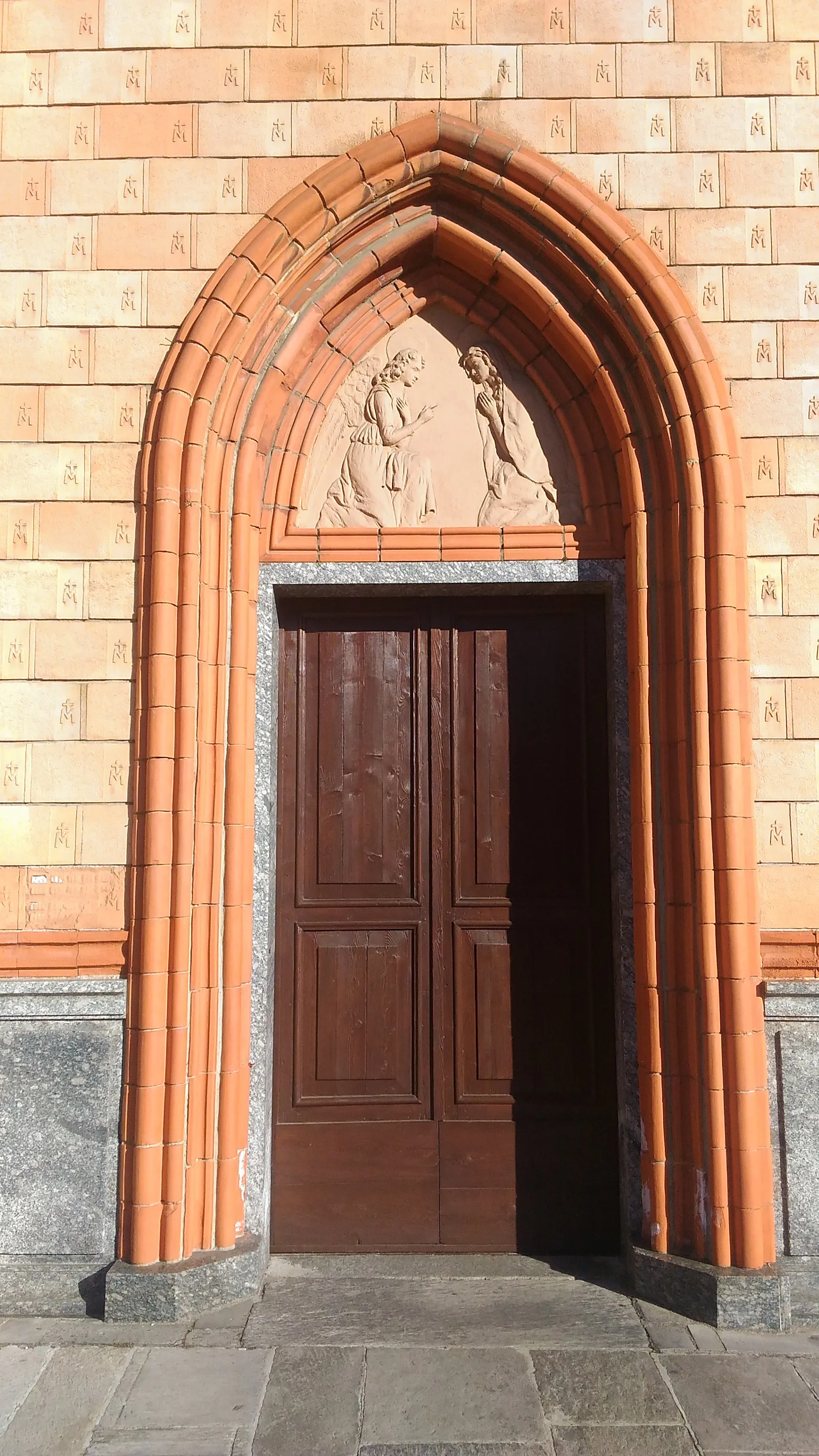 Photo showing: Portale laterale sulla facciata della chiesa di San Vittore a Villa Cortese (MI).
