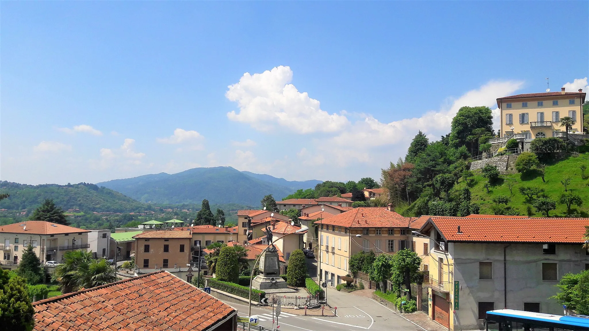 Photo showing: Il centro visto dal sagrato della chiesa parrocchiale di Villa d'Adda