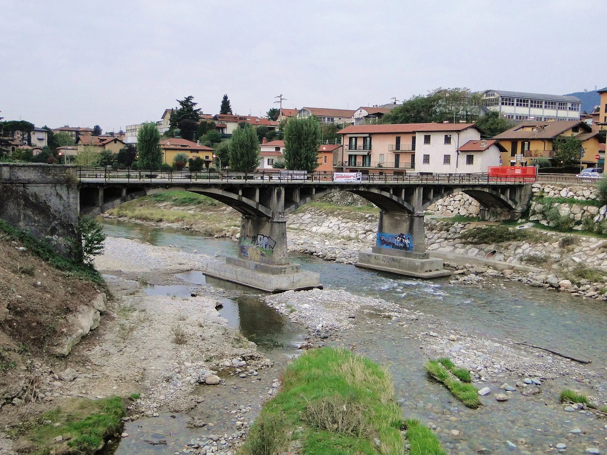 Photo showing: Ponte sul Serio tra Alzano Lombardo e Villa di Serio