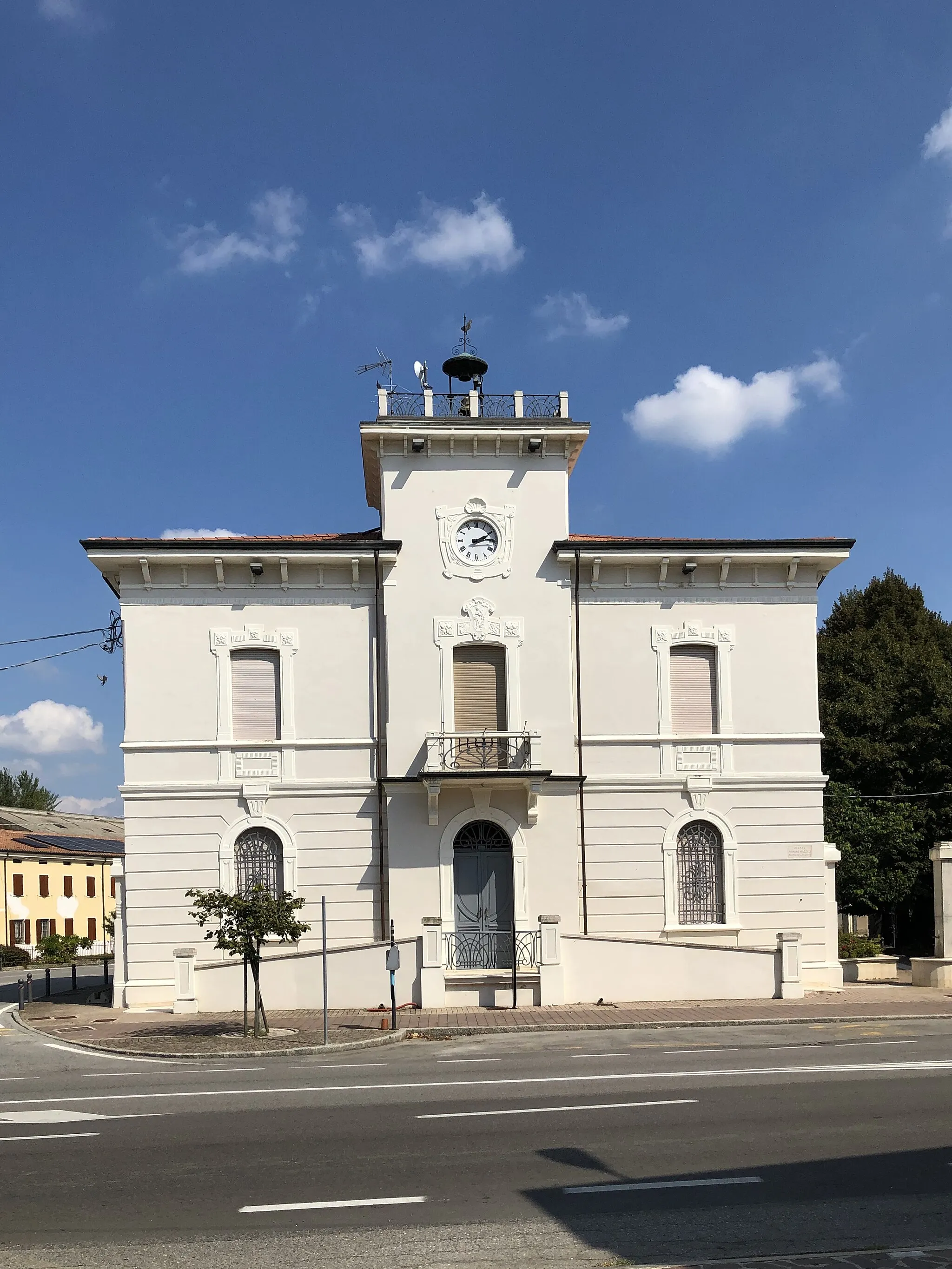 Photo showing: Municipio di Villa Poma, oggi sede della Polizia locale Destra Secchia