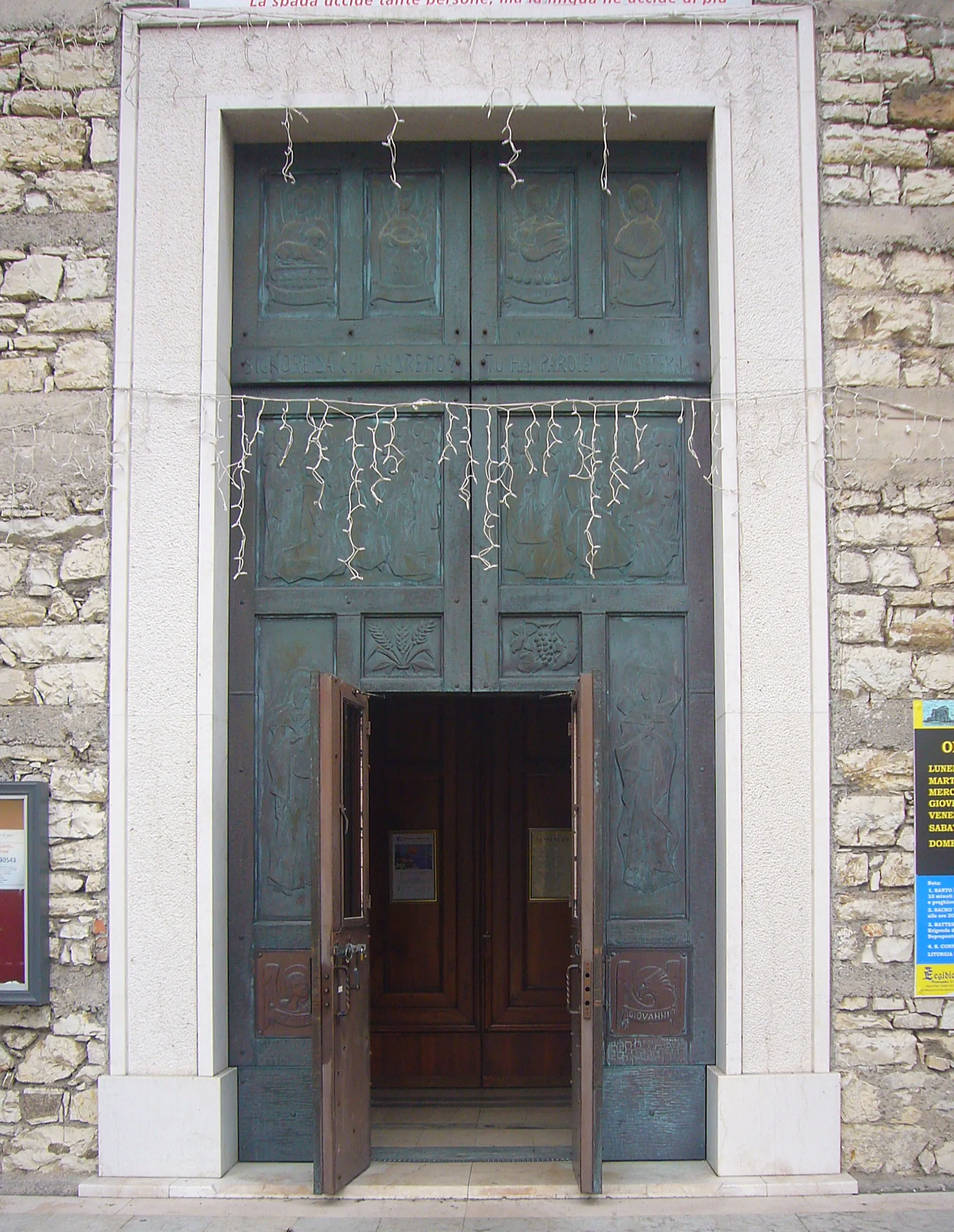 Photo showing: Il portale d'ingresso della chiesa parrocchiale di Villanuova sul Clisi, in provincia e diocesi di Brescia