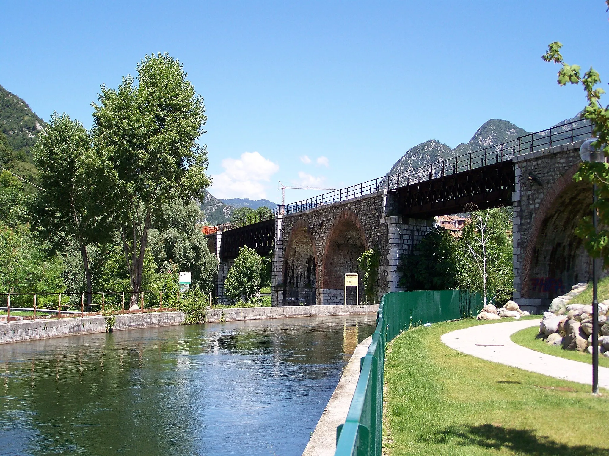 Photo showing: Il ponte ferroviario della Ferrovia Rezzato-Vobarno che scavalca la roggia Hefti, in primo piano e il fiume Chiese nei pressi della località Pompegnino di Vobarno.