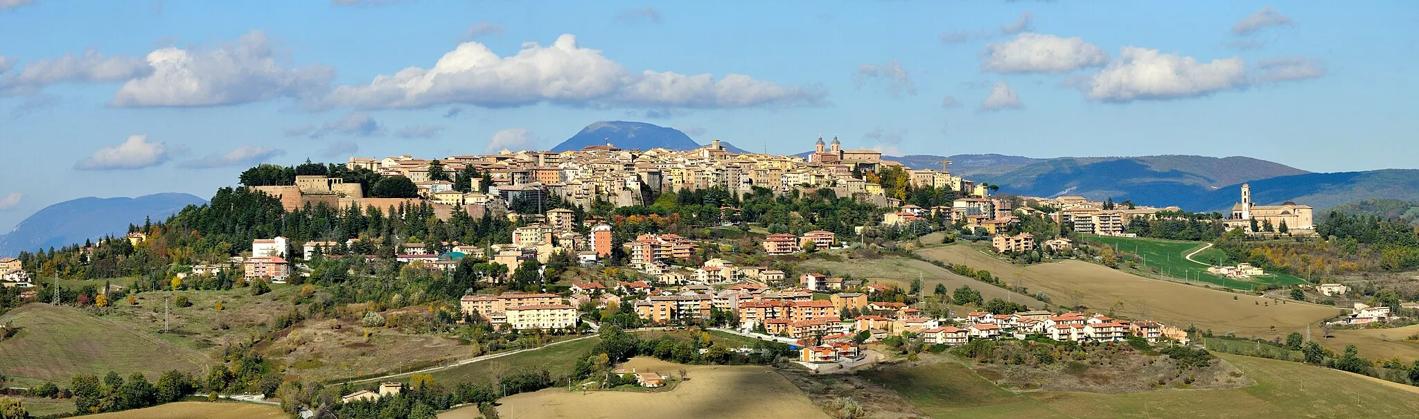 Photo showing: Autumnal panorama of Camerino.