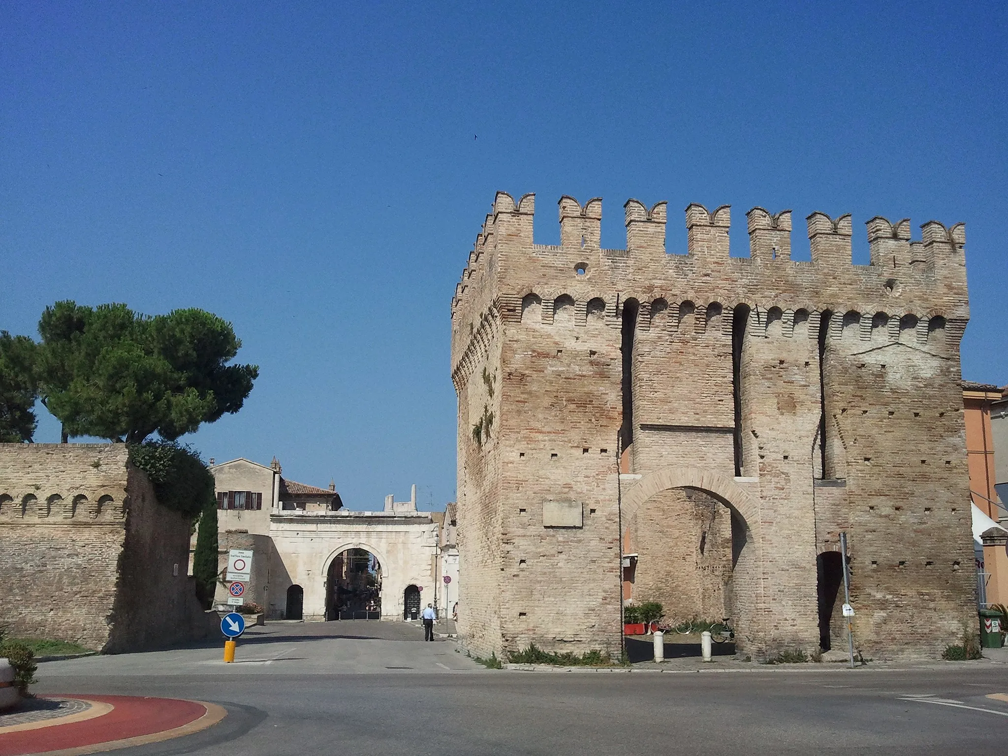 Photo showing: Fano, Porta Maggiore, 1464, e Arco di Augusto