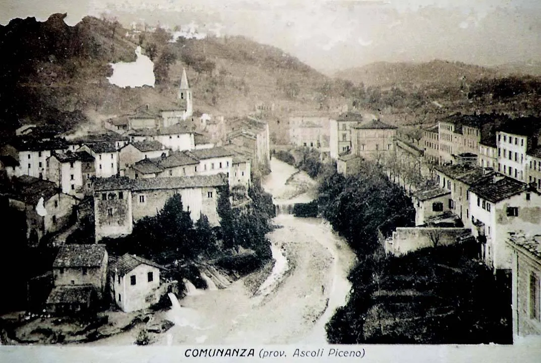Photo showing: Panorama di Comunanza in una fotografia dei primi anni del XX secolo