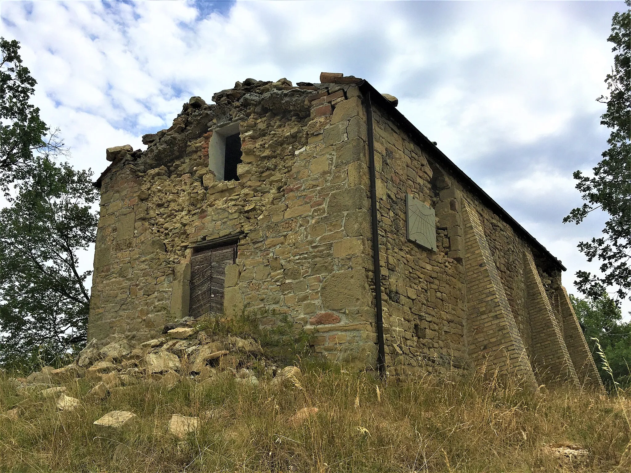 Photo showing: Chiesa di Santa Maria Assunta in frazione Polverina di Comunanza, danneggiata dal terremoto del 2016-17