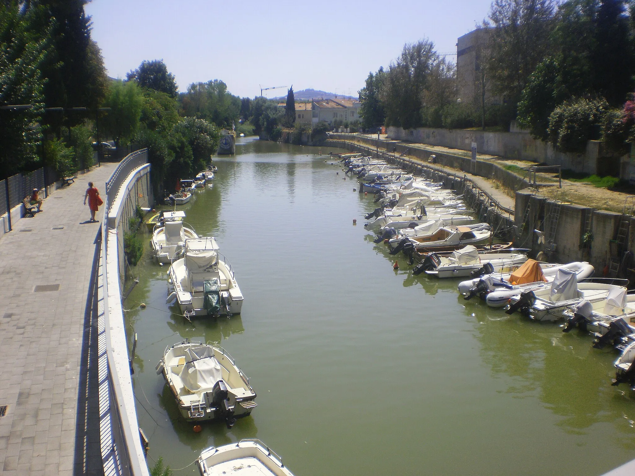 Photo showing: Barche a motore sul canale / Моторные лодки на канале
