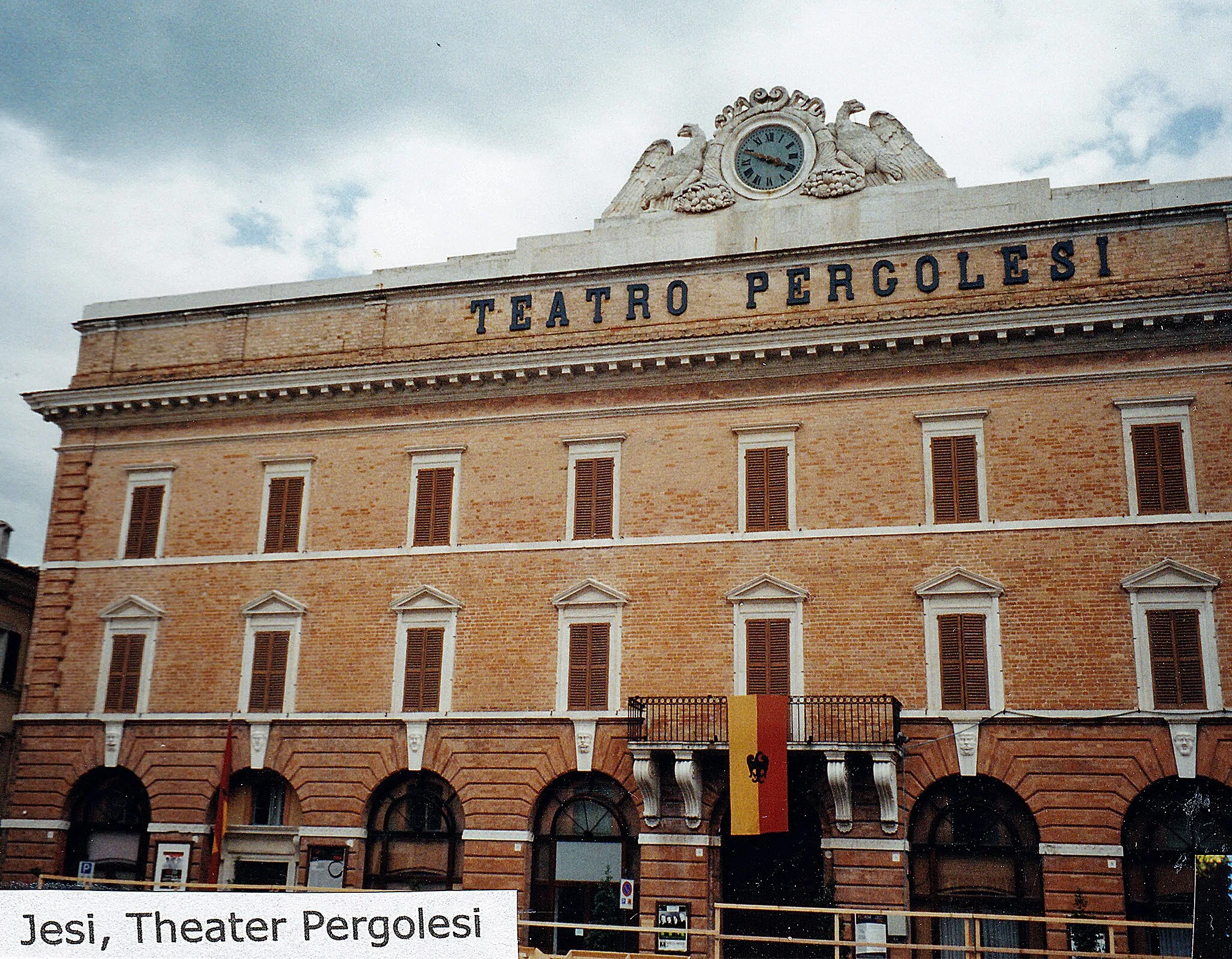 Photo showing: Das Pergolesi-Theater in Jesi (Region Marken) im Mai 2004 (Scan vom Analogbild)