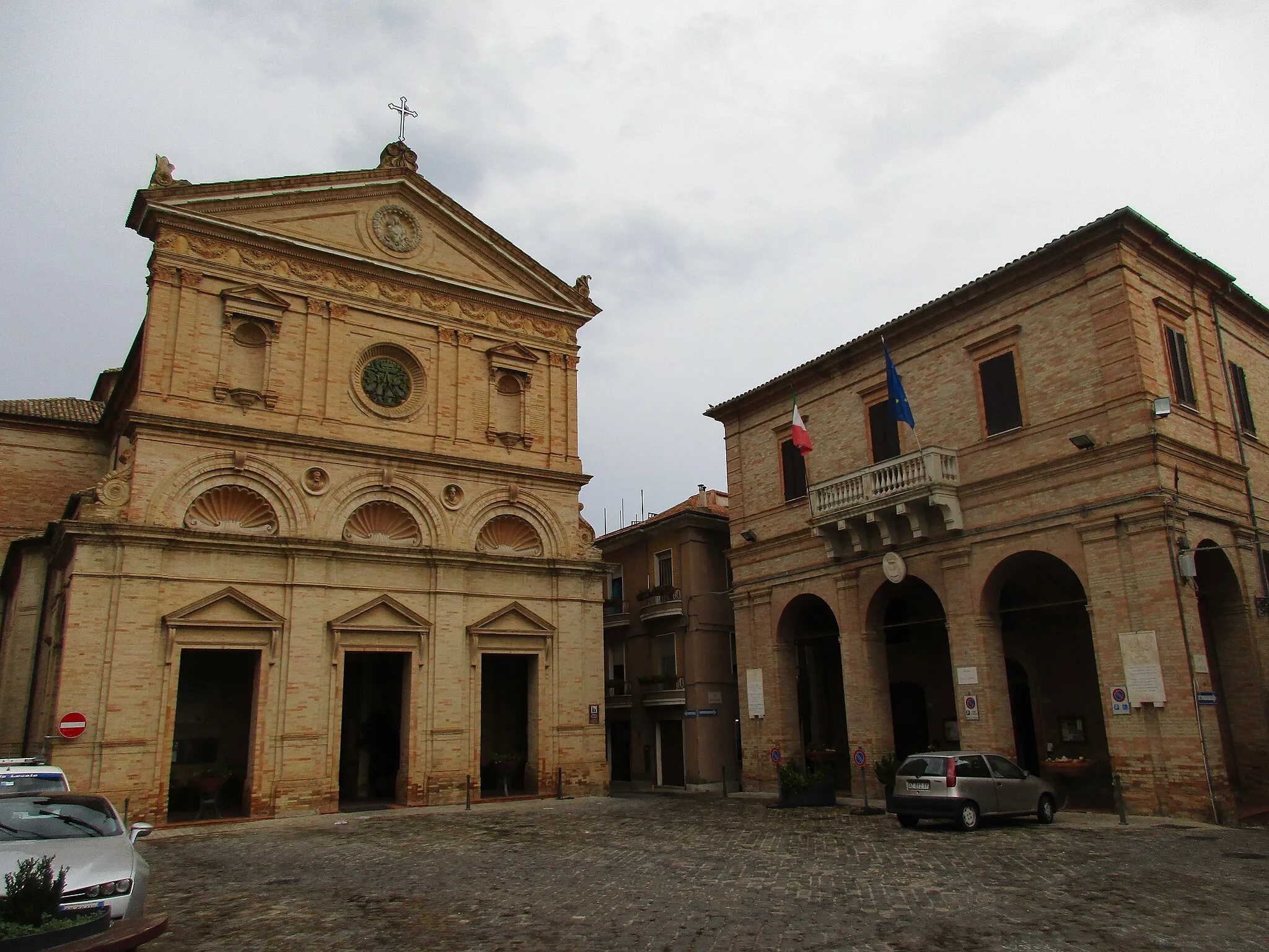 Photo showing: Monte Urano - Chiesa di San Michele Arcangelo e Municipio