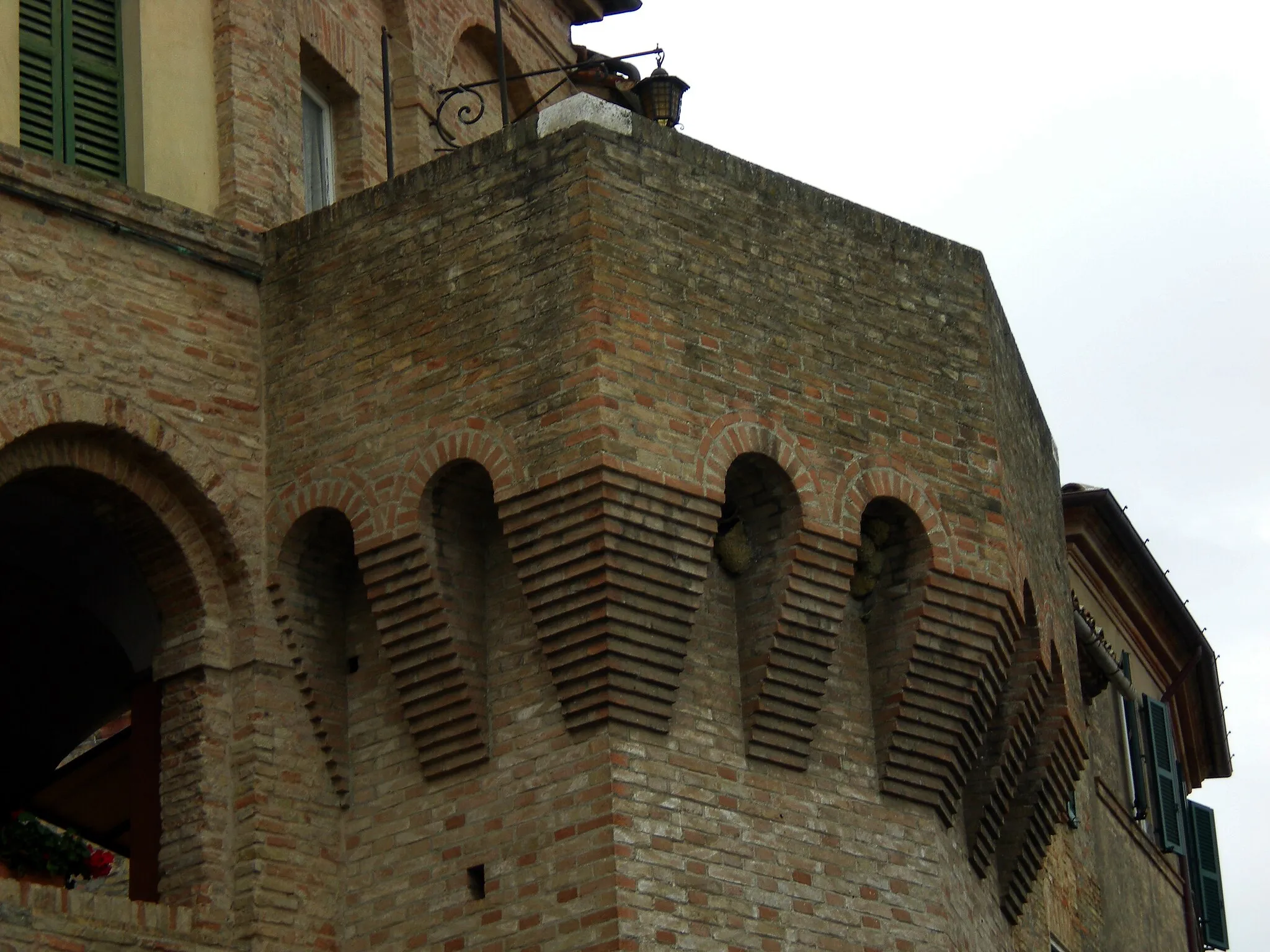 Photo showing: Dettaglio di un torrione lato orientale delle mura castellane di Montecarotto.