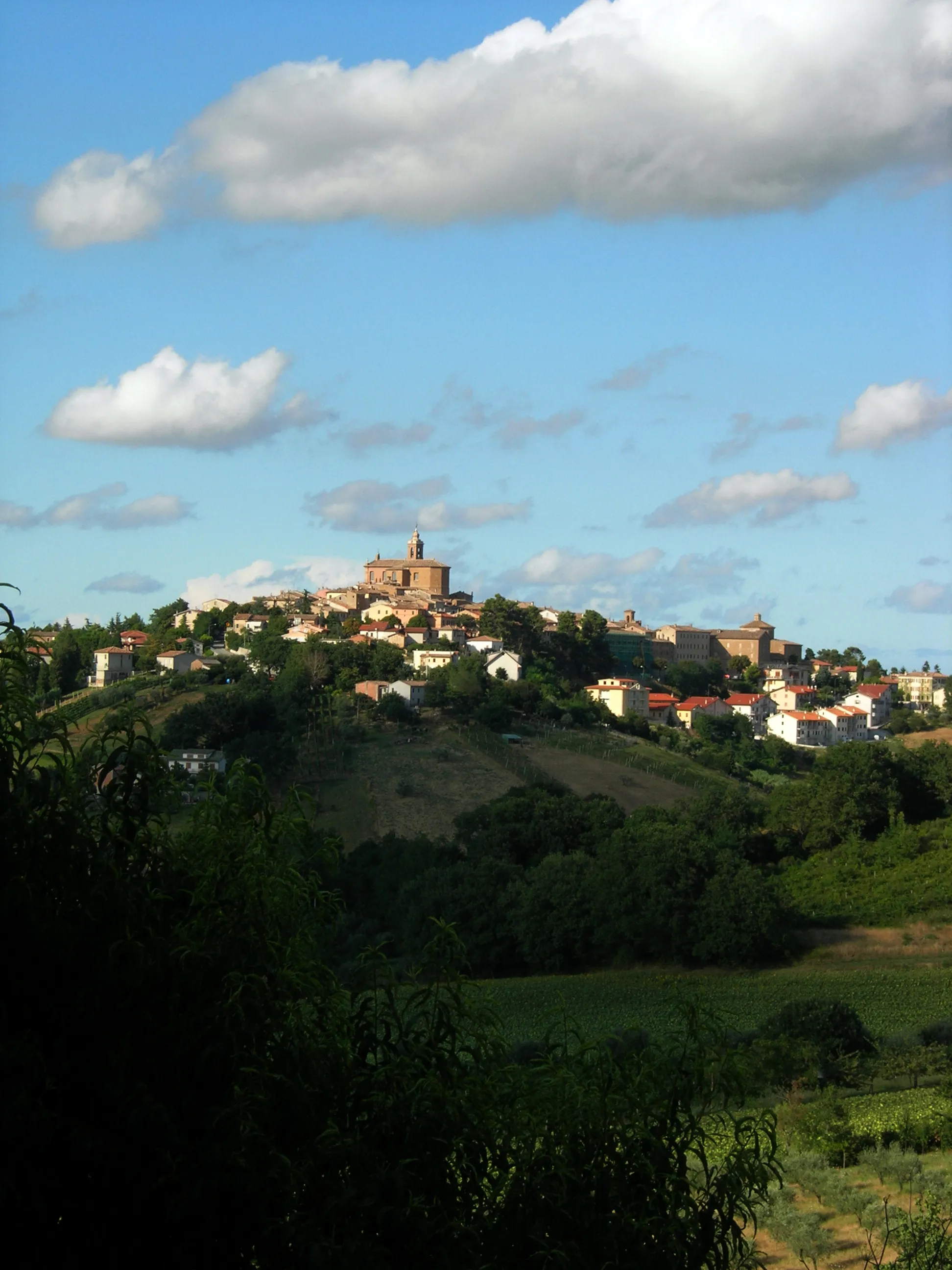 Photo showing: Al centro della foto svetta la chiesa parrocchiale SS. Annunziata. A destra si riconoscono la chiesa di San Filippo e il Teatro comunale.