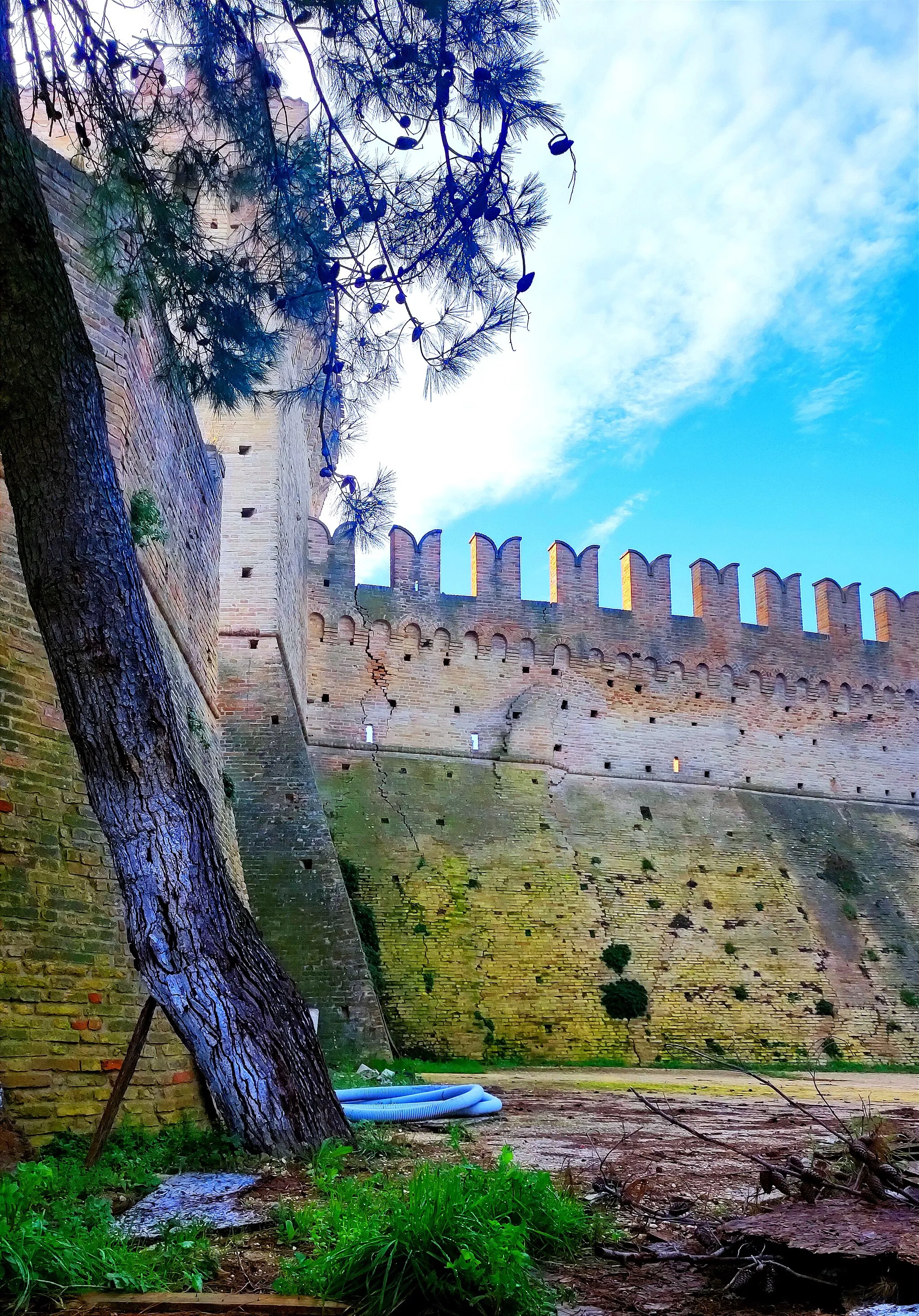 Photo showing: danni alla muratura del castello di Montefiore, Recanati MC Italy