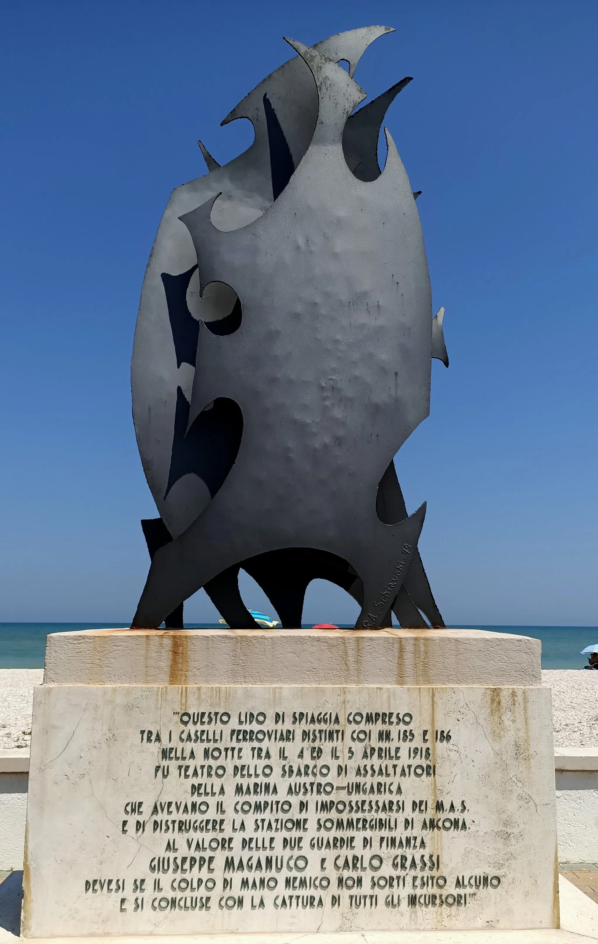 Photo showing: Monumento sulla spiaggia di Marzocca, Senigallia (An) che ricorda li luogo di sbarco degli incursori austro ungarici diretti ad Ancona la notte del  4/6/1918