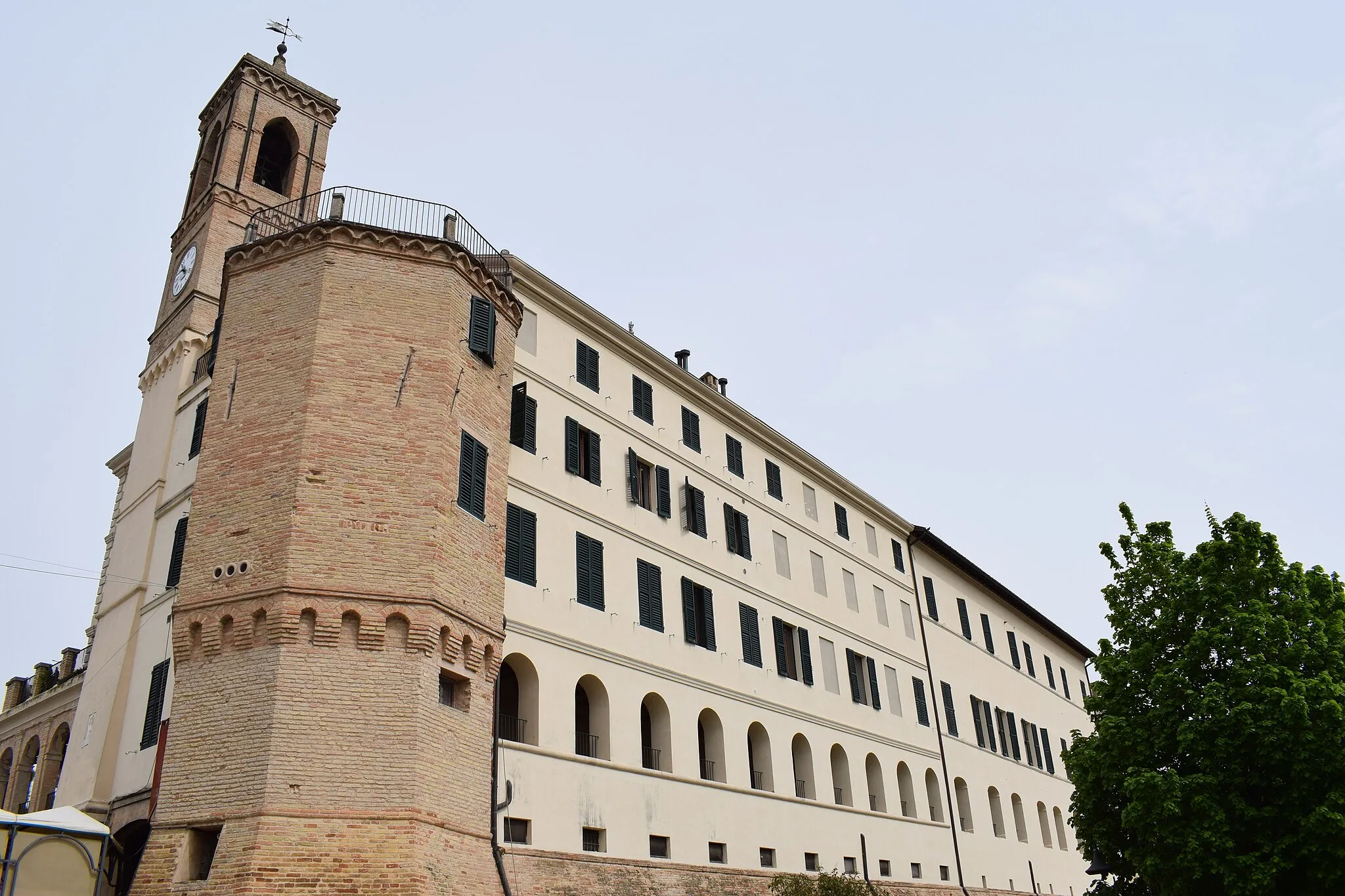 Photo showing: Veduta delle mura di Morro d'Alba dall'esterno. Sono evidenti le modifiche che queste hanno subito nel corso del tempo.