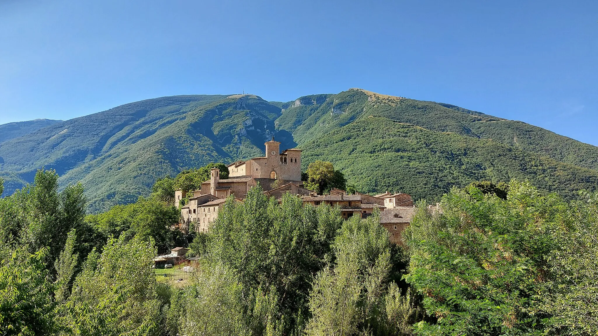 Photo showing: Castello dei Brancaleoni dominante il borgo vecchio di Piobbico