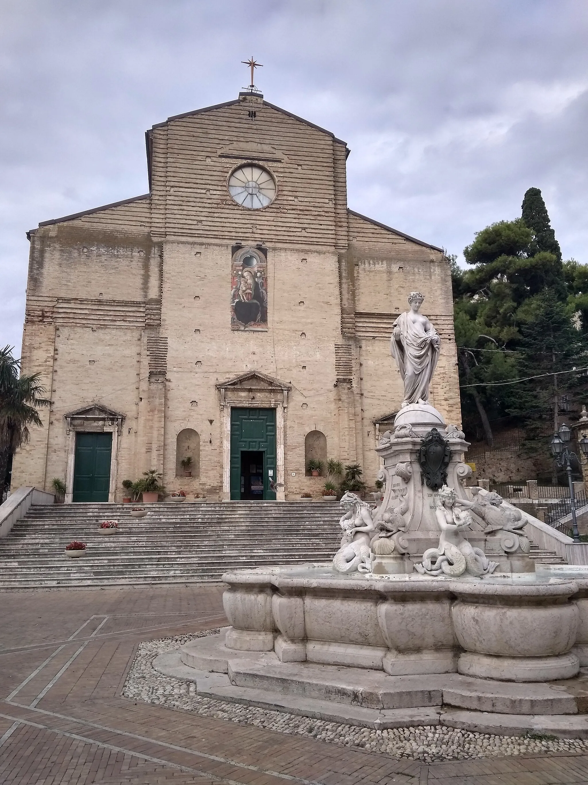 Photo showing: Chiesa di San Giorgio e Piazza di San Giorgio a Porto San Giorgio