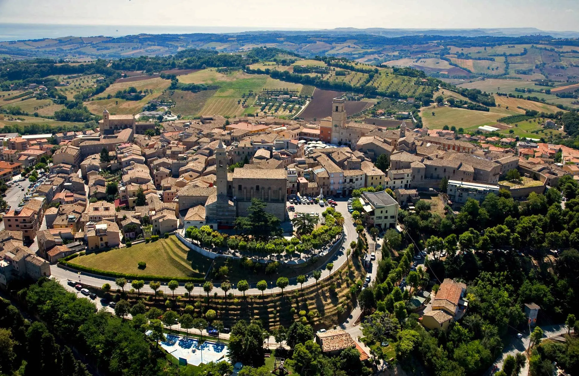 Photo showing: The file shows us how the city of Potenza Picena is structured: the historic center and the greenery of the natural areas and the hills in the background.