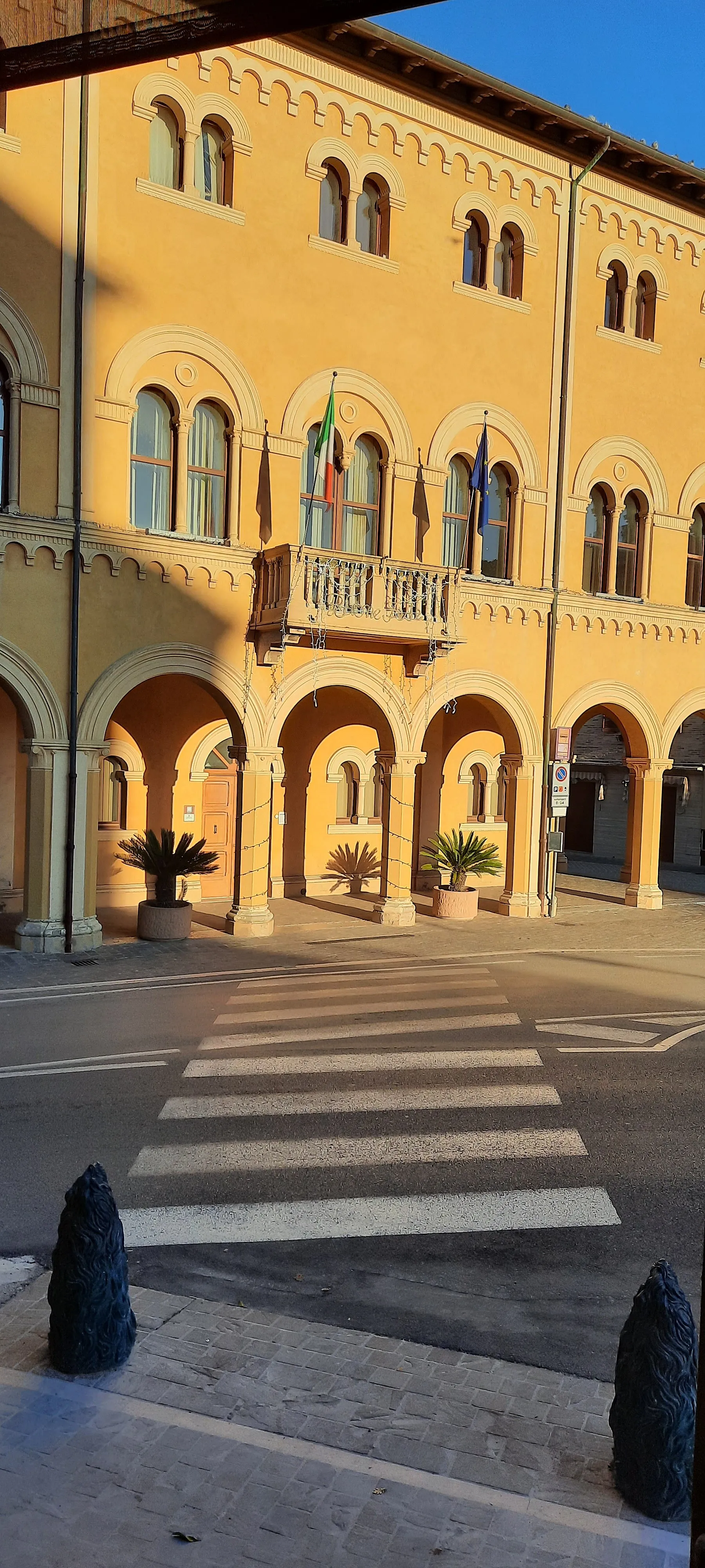 Photo showing: palazzo in stila classico, a tre piani, ornato da archi a tutto sesto che formano portici al pian terreno e finestre difore