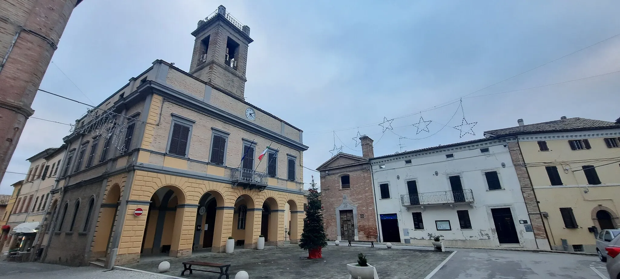 Photo showing: Piazza Giuseppe Mazzini, con il Palazzo Comunale e la Chiesa di San Rocco.