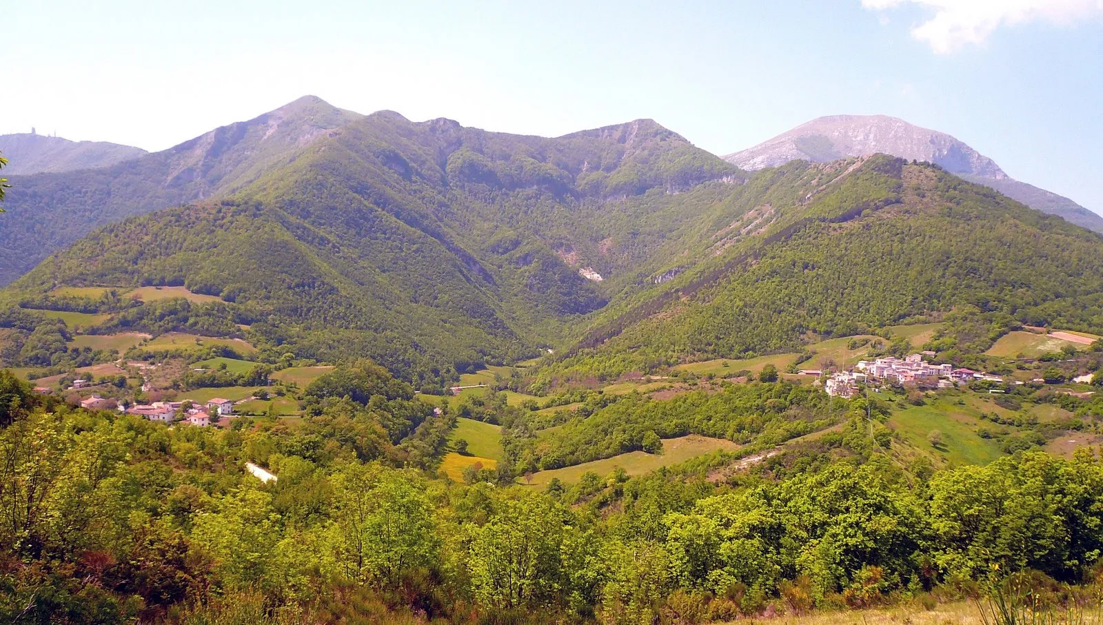Photo showing: Piaggiasecca (a destra) vista da Monte Miesola.