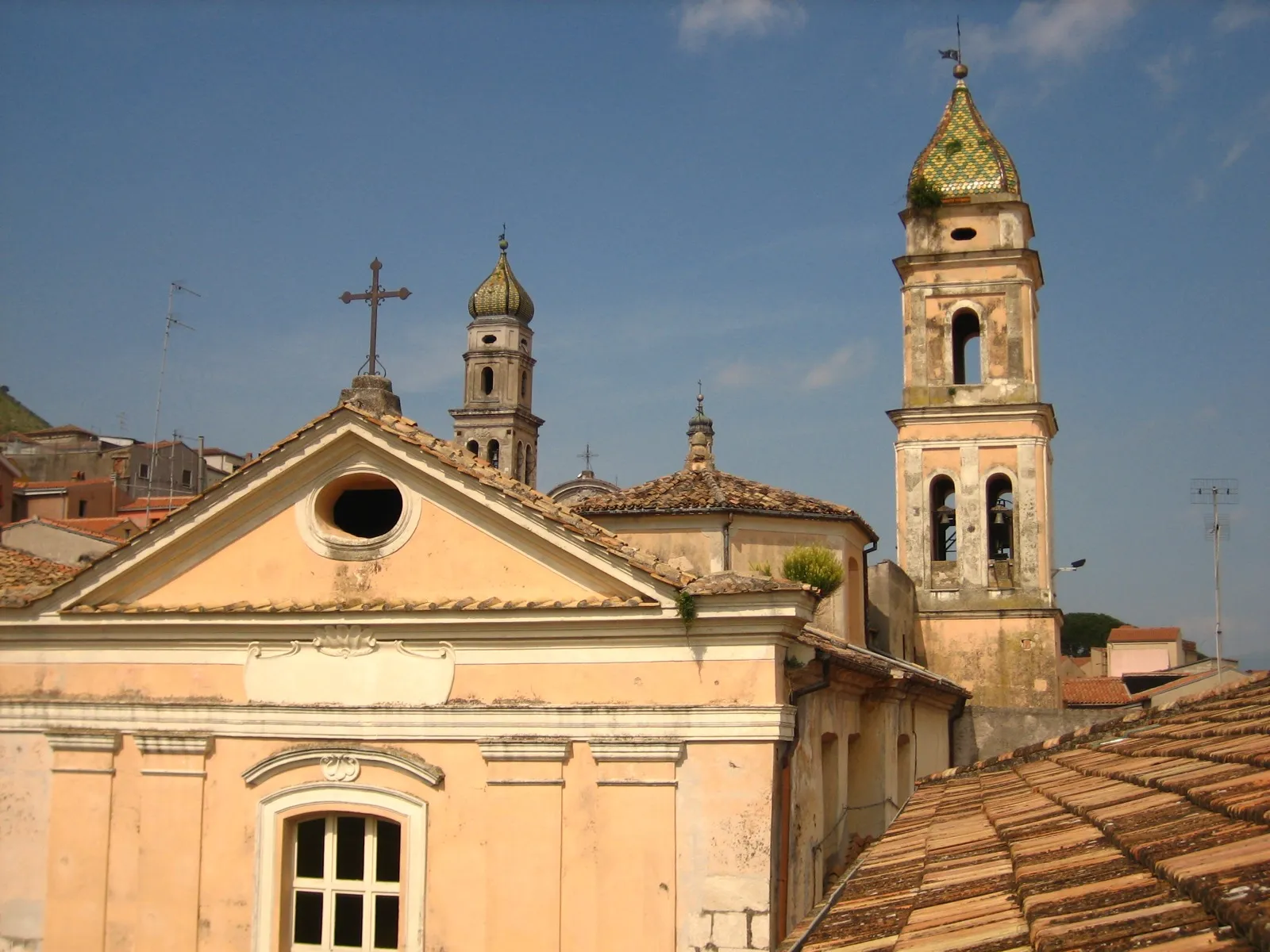 Photo showing: Venafro, facade and bell tower of the Church of Christ with the bell tower of the Church of the Annunciation in background.