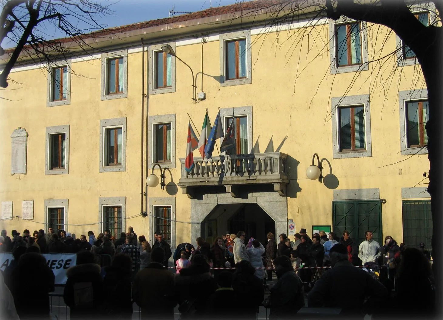 Photo showing: Town hall of Airasca during carnival party (23 jan 2005), by Iron Bishop - first published on Wikipedia Commons (18 mar 2005).
