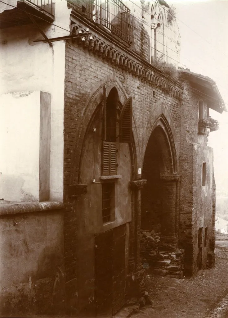 Photo showing: Valle Di Susa, Avigliana, Porta Di Accesso Al Nucleo Fortificato Detta Porta Ferrata; 1909 ?; stampa al citrato; 170X125