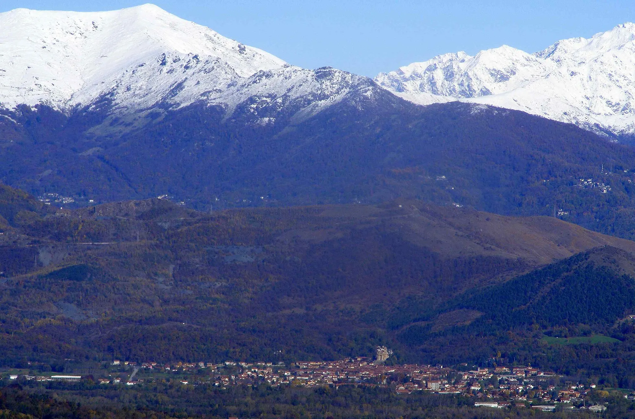Photo showing: Balangero (TO, Italy) from La Cassa hills; on the background mounts Angiolino, Vaccarezza and Pian di Rossa