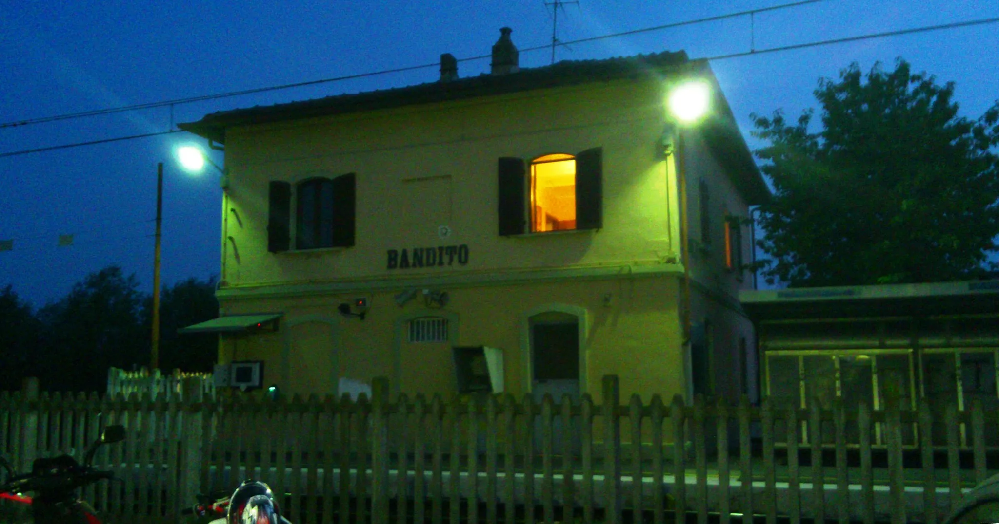 Photo showing: Vista notturna della Stazione di Bandito nel Comune di Bra