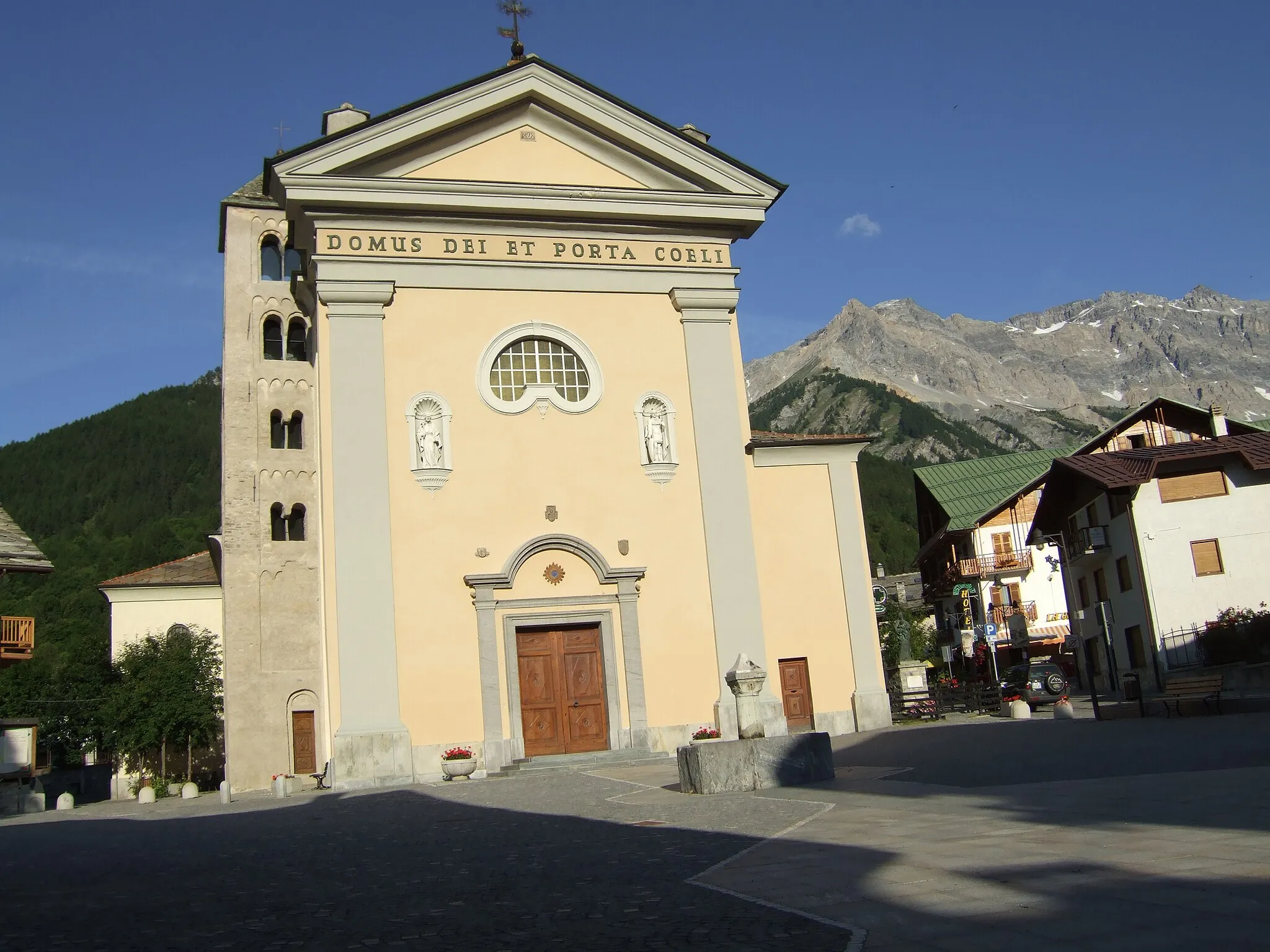 Photo showing: Front of the Parish Church in Bardonecchia