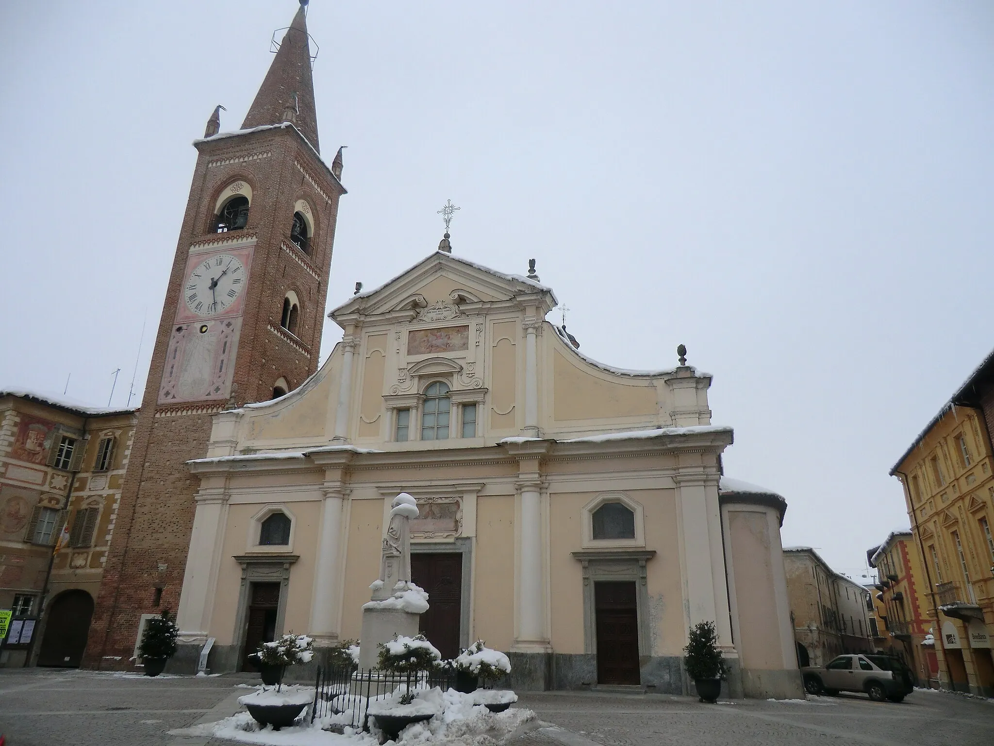Photo showing: Bene Vagienna (Cuneo): Chiesa parrocchiale di Santa Maria Assunta (sec. XVIII) e torre campanaria (sec. ?)