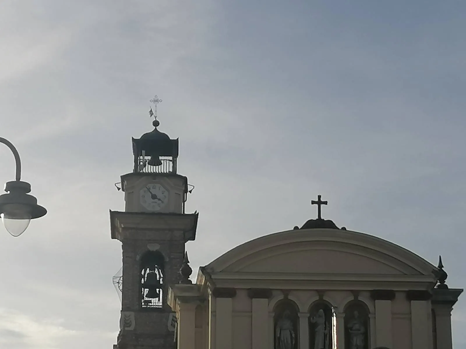 Photo showing: Facciata della chiesa di Bibiana (TO) con il campanile