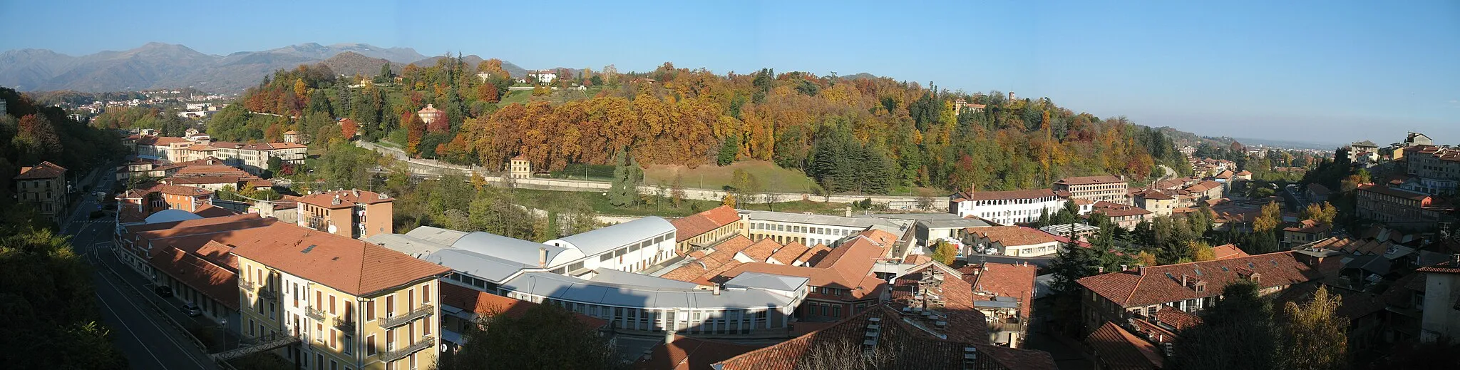 Photo showing: Biella - panorama sulla città in direzione di Chiavazza. Di fronte la collina di Pavignano