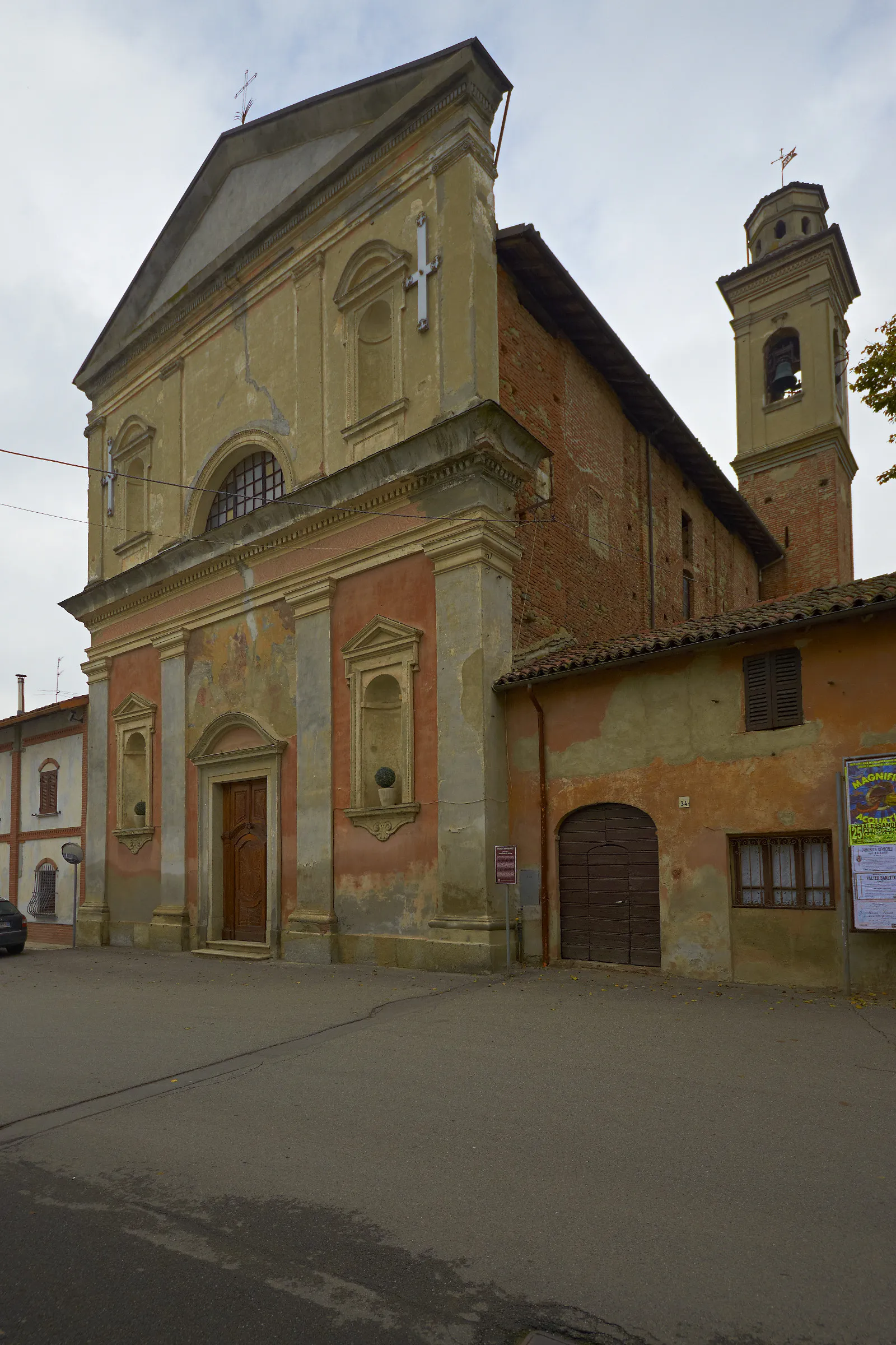 Photo showing: Vista di tre quarti