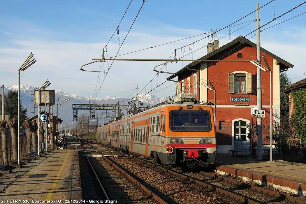 Photo showing: Stazione ferroviaria di Bosconero. In sosta un elettrotreno serie Y 530.