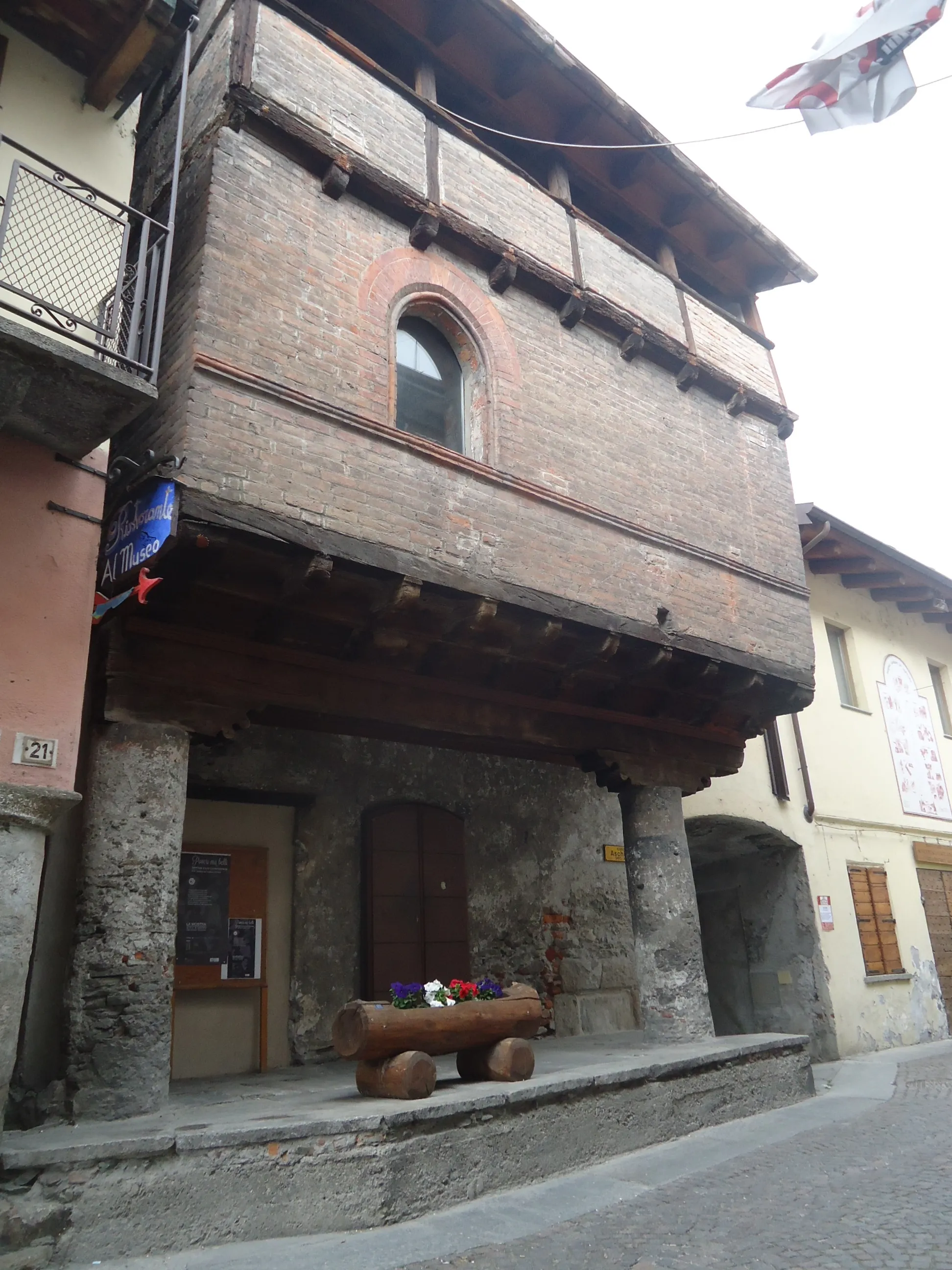 Photo showing: La trecentesca Casa Aschieris di Bussoleno