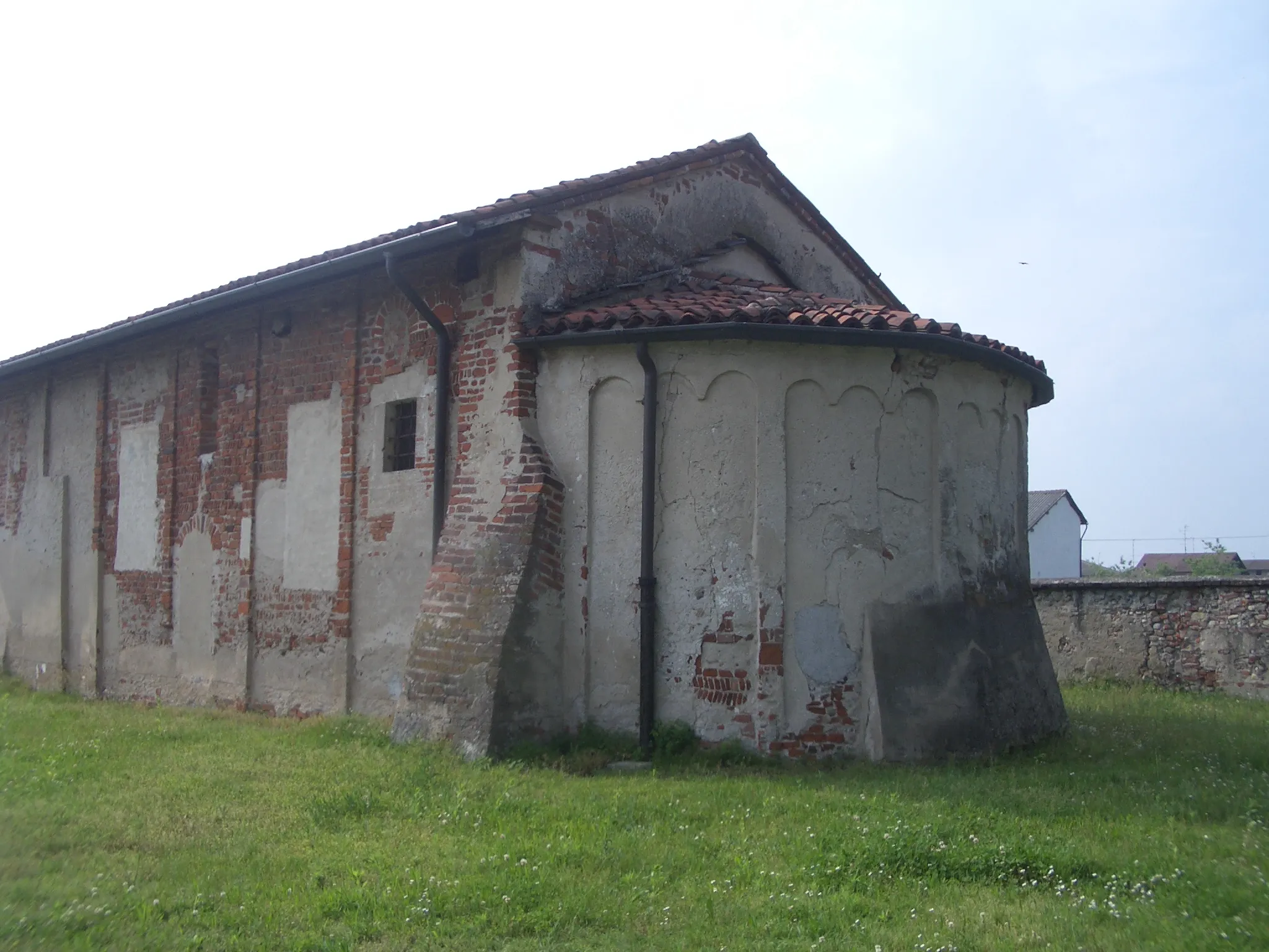 Photo showing: Caltignaga, Chiesa dei Santi Nazzaro e Celso (Sologno), (Sec. XI-XII). View of the apse where some rows of herring-bone masonry can be seen.
Caltignana, province of Novara, Piemonte