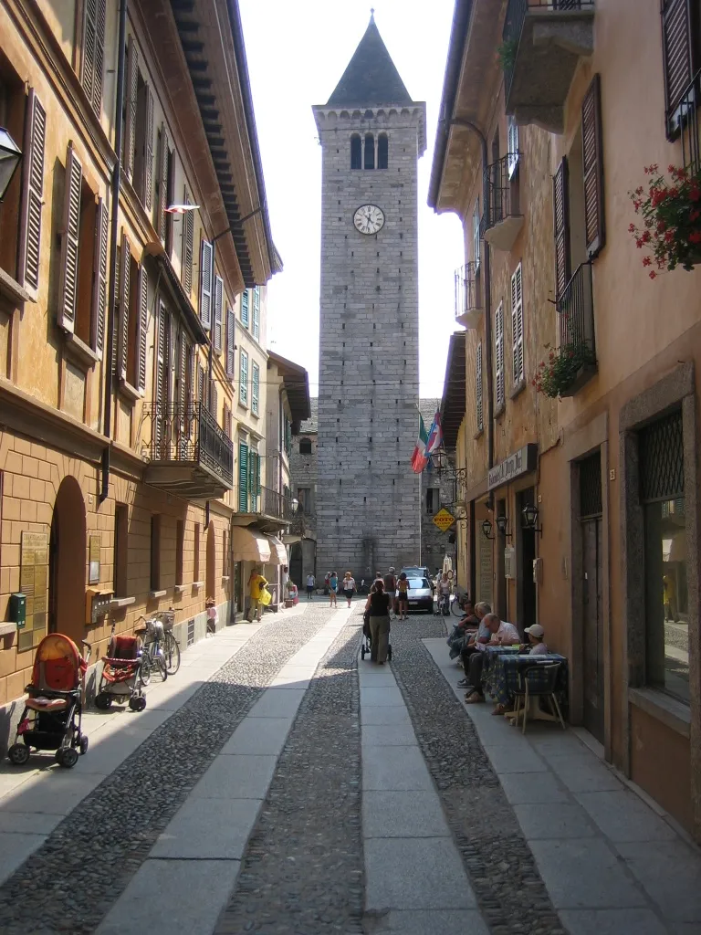 Photo showing: Via Antonio Giovanola, Cannobio's main street. The church tower of San Vittore church.