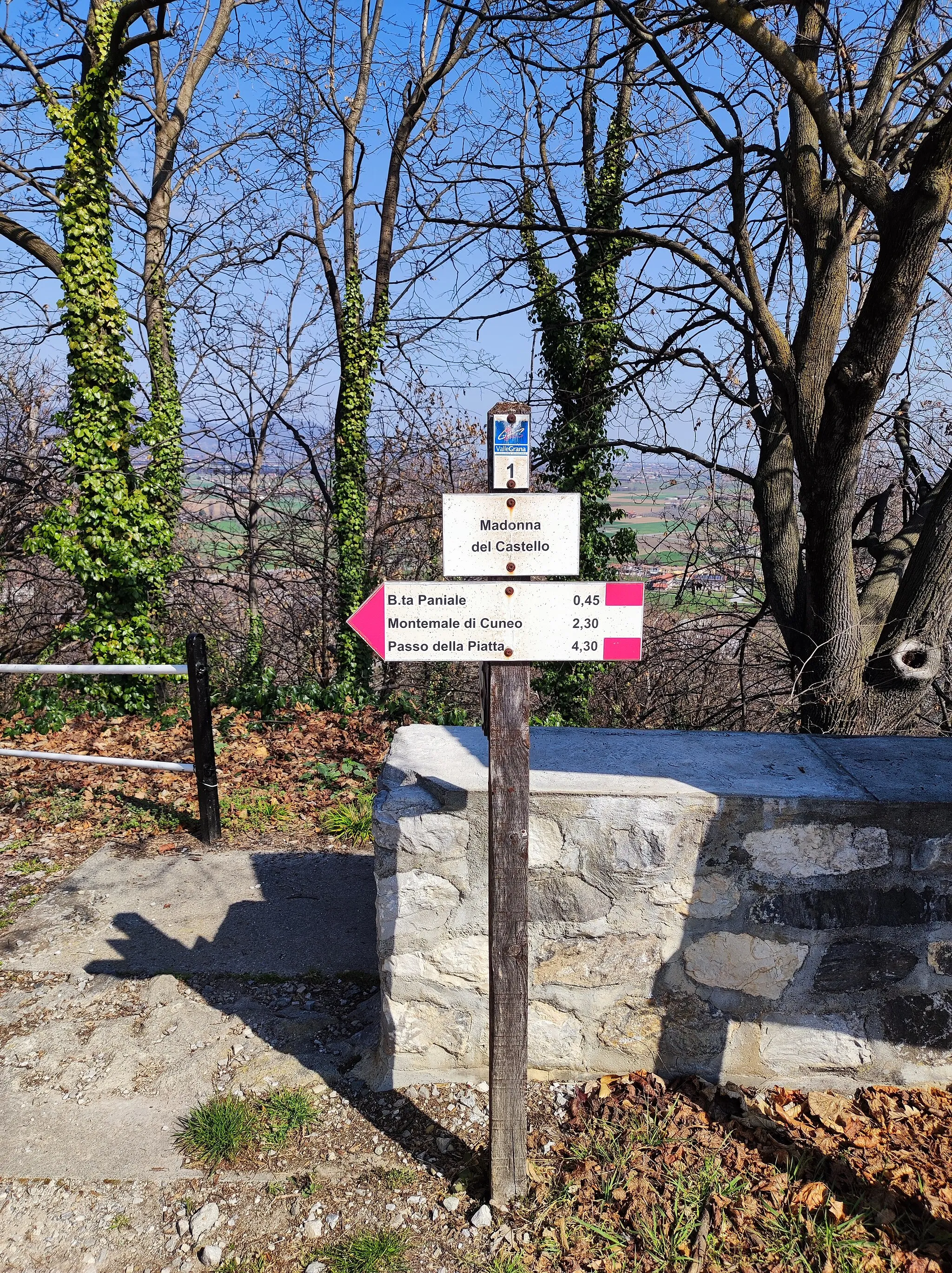 Photo showing: Guidepost in Caraglio, Italy