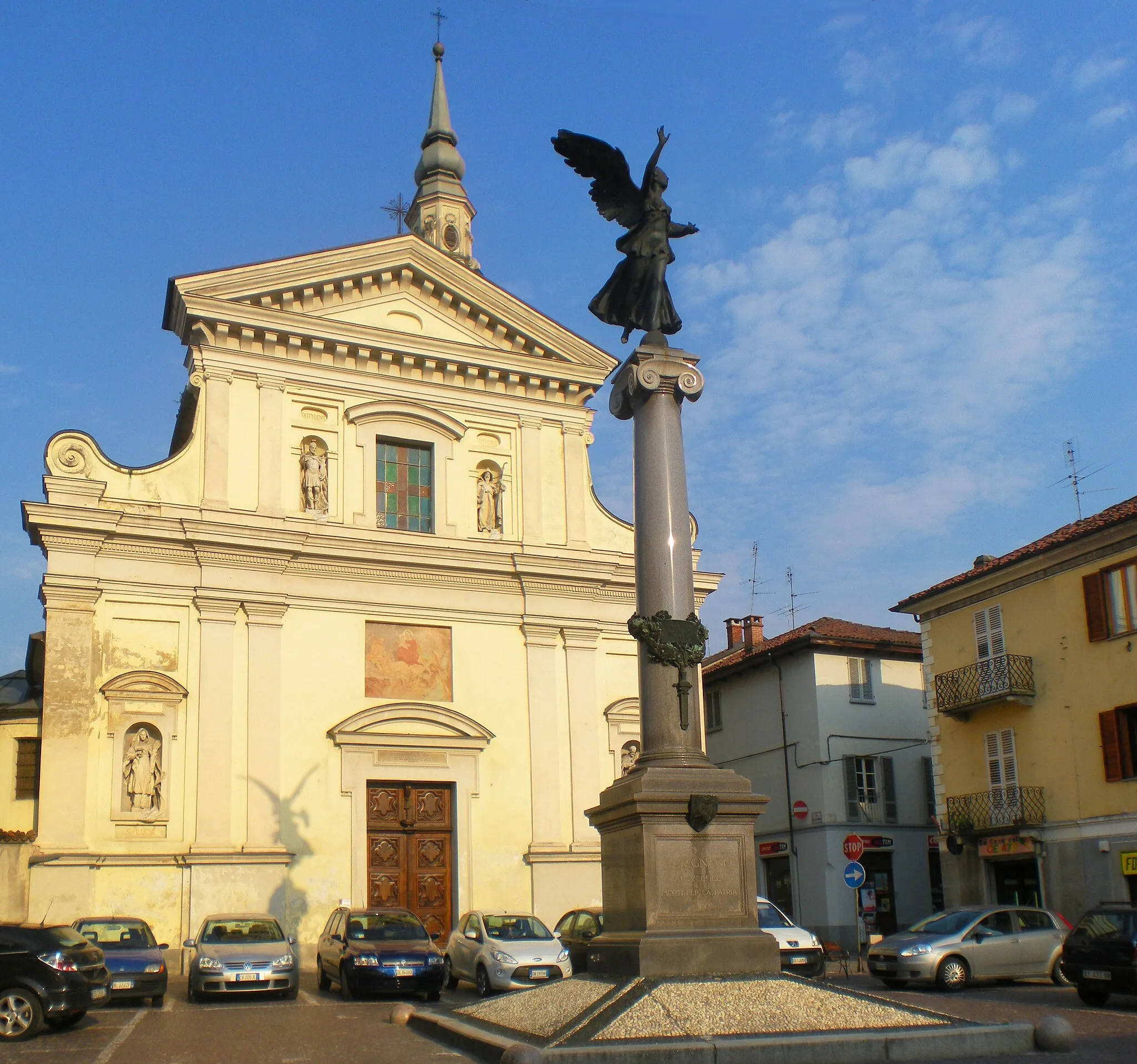 Photo showing: Chiesa della Misericordia e monumento ai caduti a Carignano, in provincia di Torino.