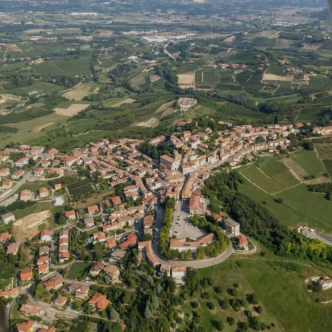 Photo showing: Castagnole delle Lanze (AT, Piedmont, Italy), aerial view - The old town