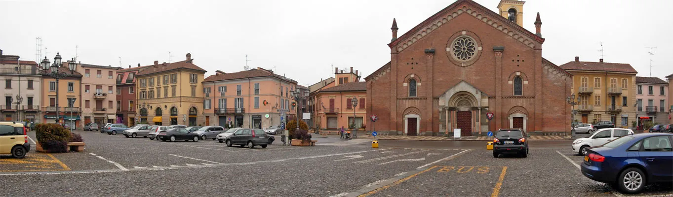 Photo showing: Panoramica di Piazza Vittorio Emanuele II a Castelnuovo Scrivia (AL), con la parrocchiale dei santi Pietro e Paolo