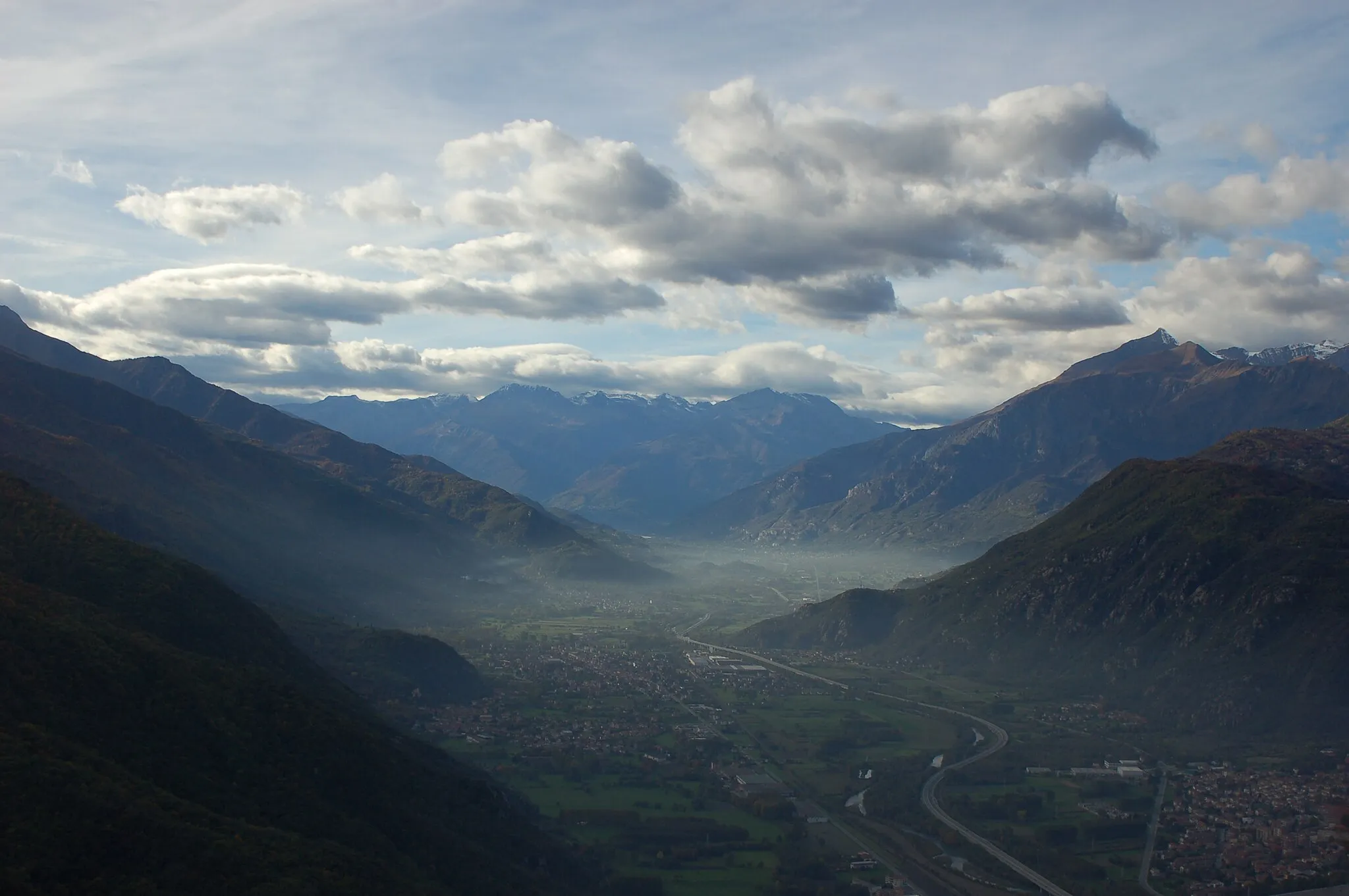 Photo showing: Vista della Val di Susa dalla Sacra di San Michele