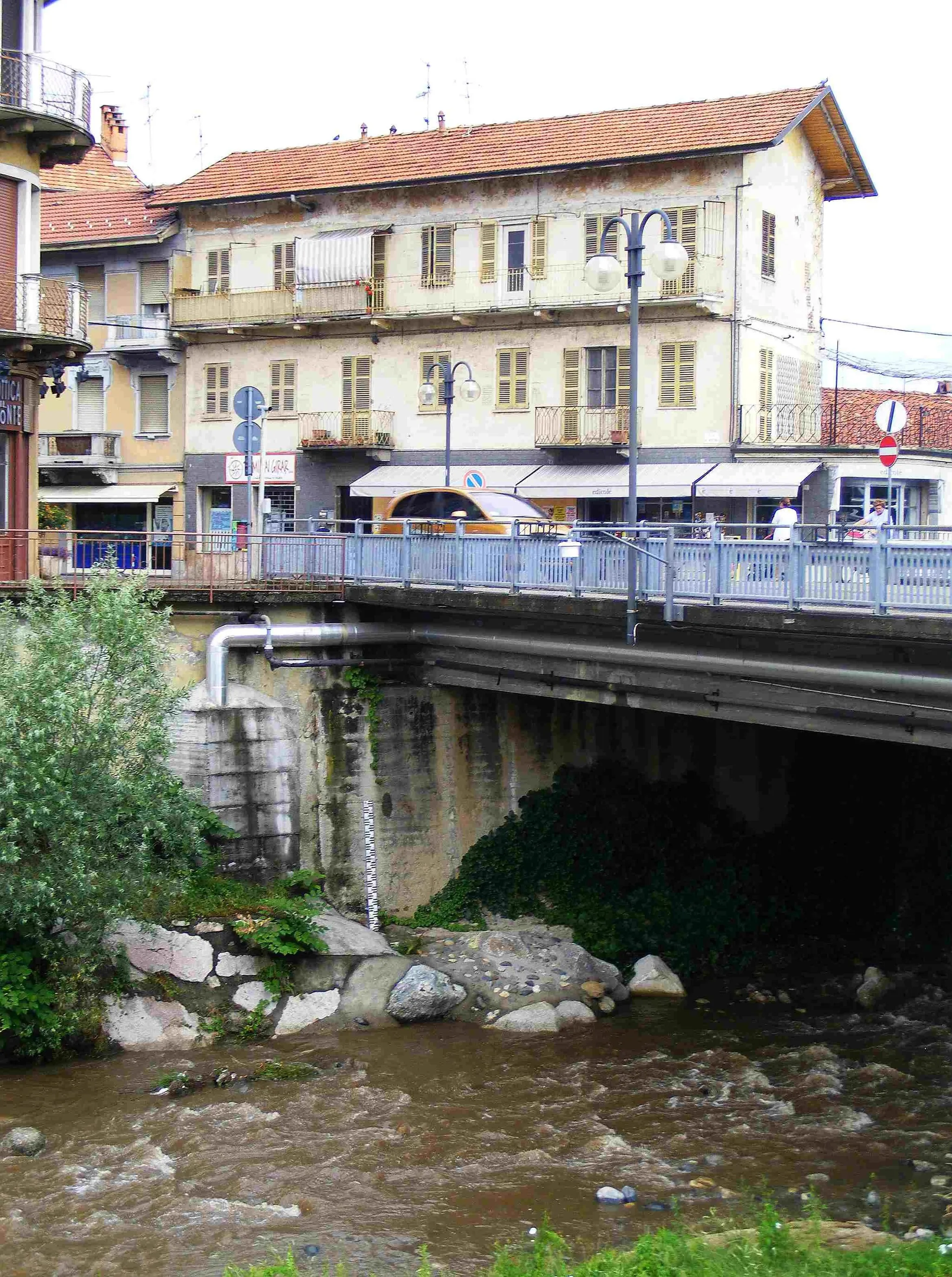 Photo showing: Strona creek in Cossato (BI, Italy)