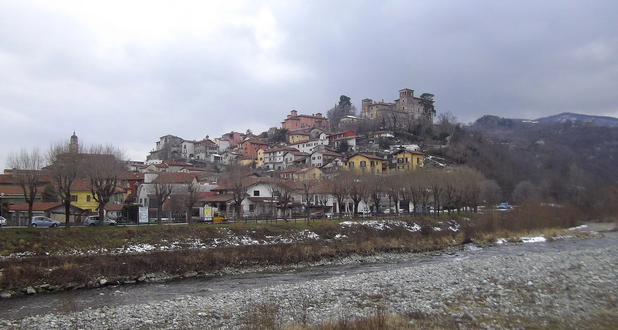 Photo showing: Costigliole Saluzzo dal ponte sul torrente Varaita