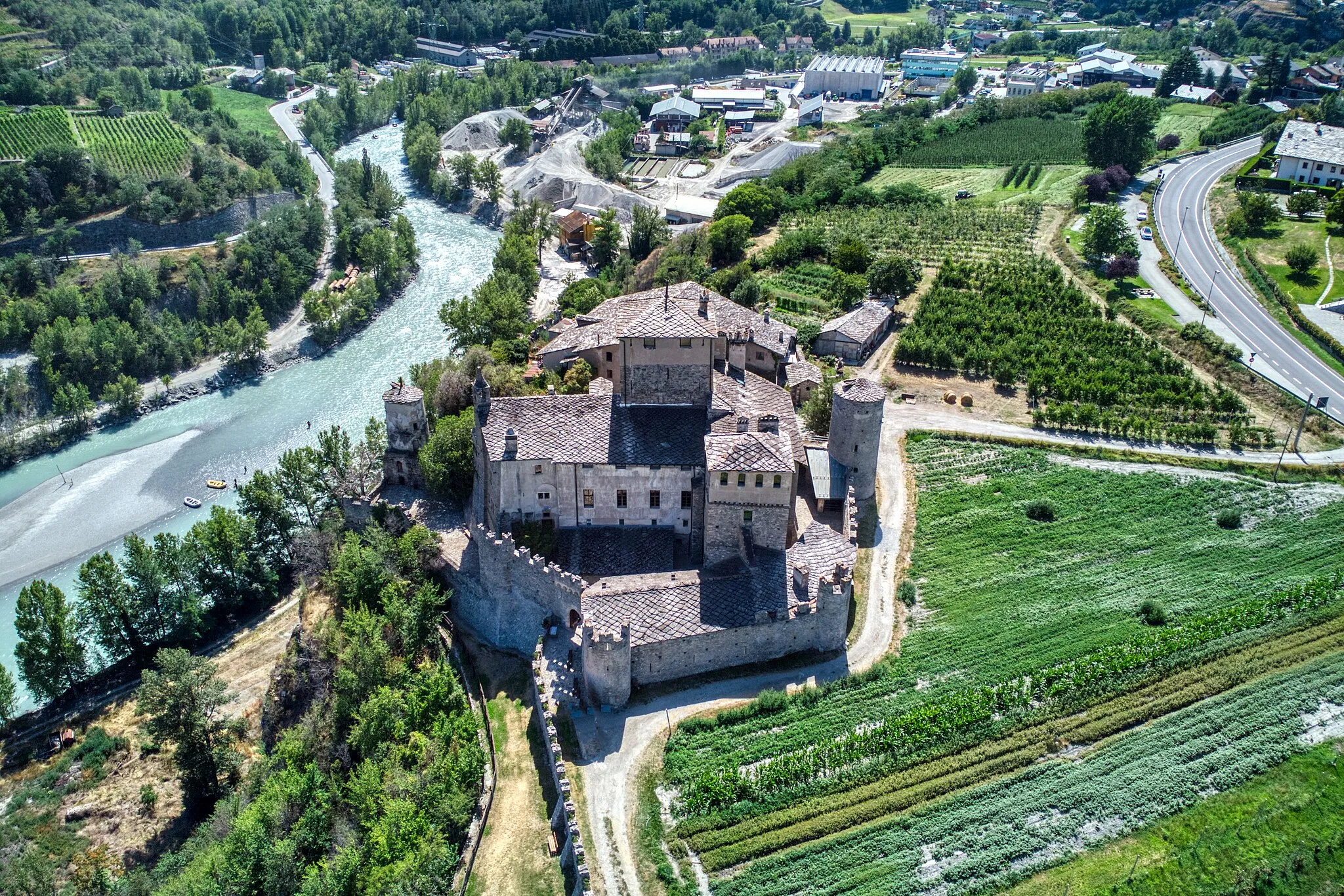 Photo showing: Sarriod de la Tour Castle