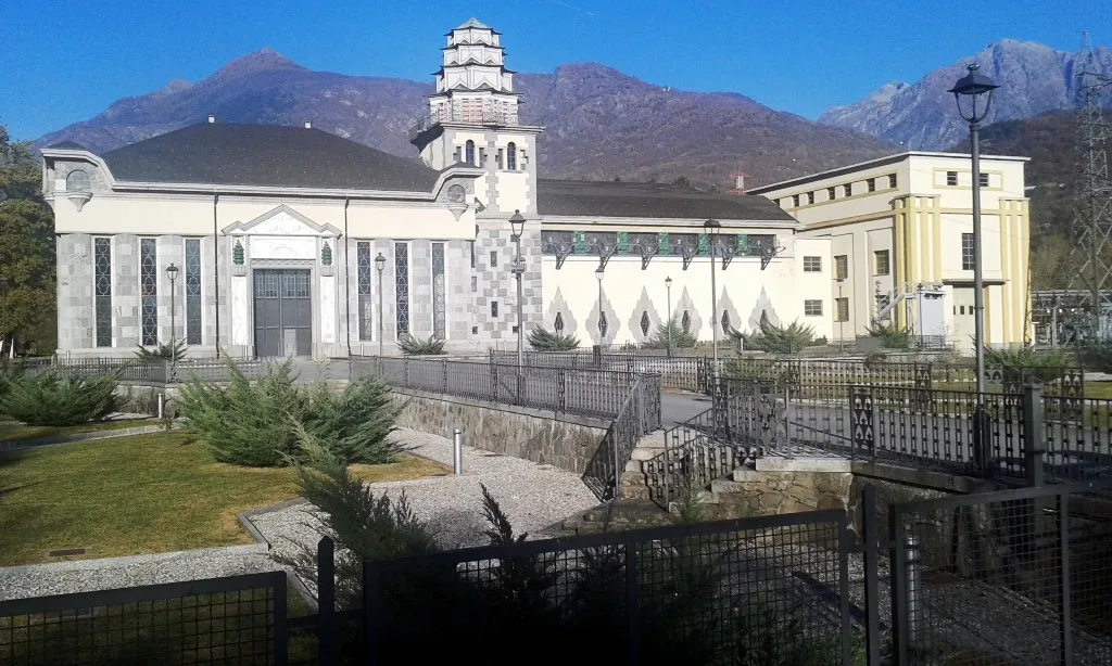 Photo showing: Centrale Crevola Toce. Progettata da Piero Portaluppi e costruita nel 1925. Nel 2017 è stata raffigurata su un francobollo commemorativo di Portaluppi.