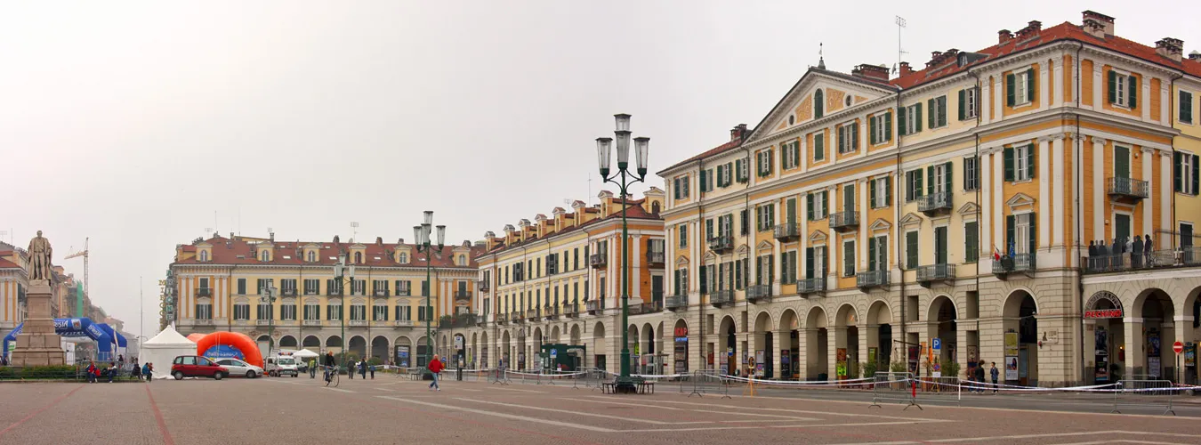 Photo showing: Panorama di piazza Galimberti (lato nord-ovest, sud-ovest e monumento) a Cuneo