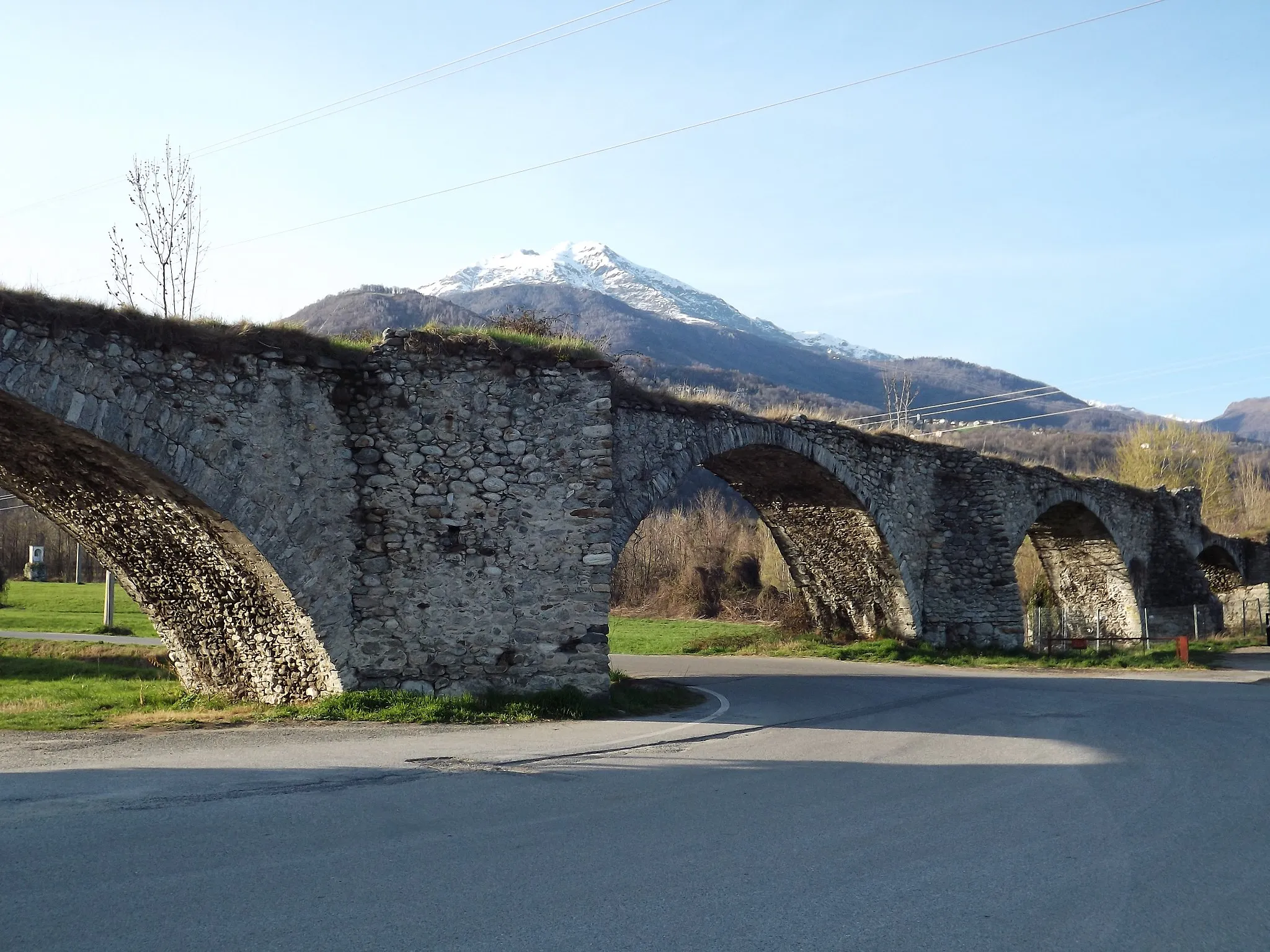 Photo showing: Old bridge near Cuorgnè, in the background Punta Quiseina