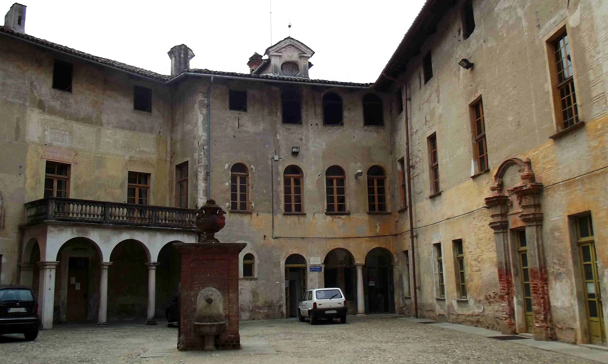 Photo showing: Foglizzo (TO, Italy): inner courtyard of the castle